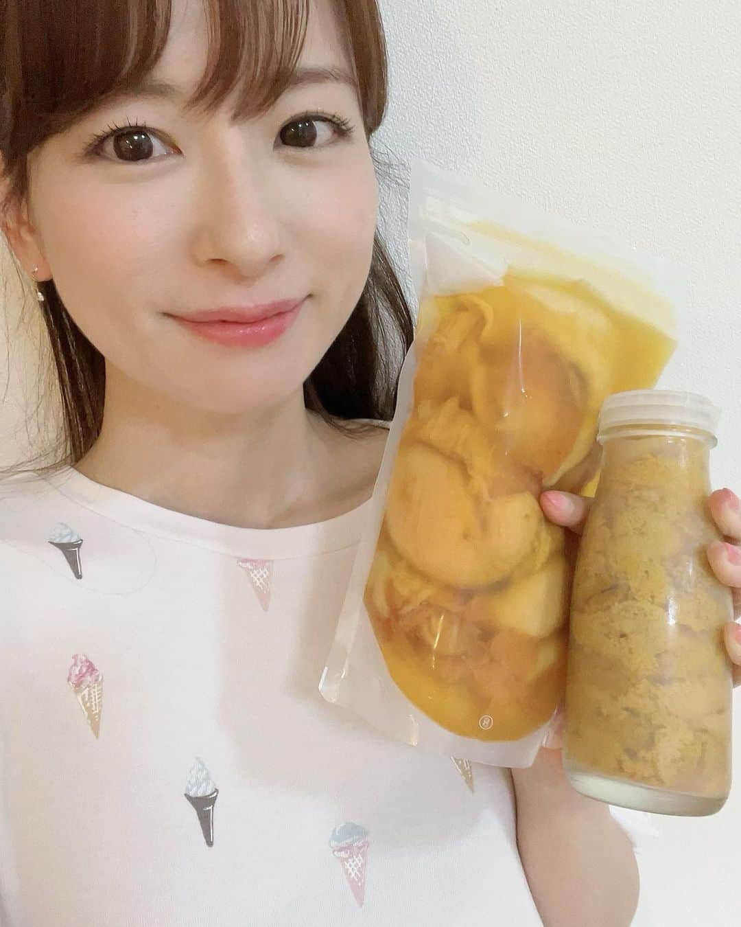 皆藤愛子さんのインスタグラム写真 - (皆藤愛子Instagram)「❤︎ じゃーん！南三陸のお友達から届いた新鮮なウニとホヤです✨今年も最高でした😍❤️🍚  焼酎は秋ちゃんがキュレーターとしてセレクトしていたもの🍶こちらも美味しかった💕  #宮城 #南三陸 #うに山盛り丼2022 #ホヤはポン酢で」8月11日 21時52分 - aiko_kaito_official