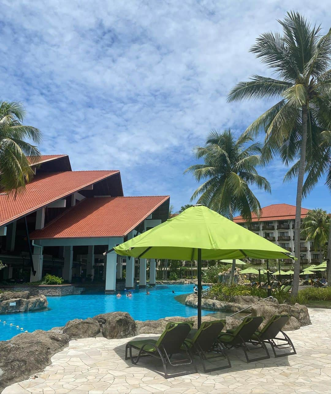 市原彩花さんのインスタグラム写真 - (市原彩花Instagram)「Kota Kinabalu, Malaysia🇲🇾  マレーシアのコタキナバル🏝 海すぐ、夕陽綺麗、物価安い、空港から街まで20分🚕 シンガポールから2時間半✈️で気軽にリゾート☺️ また行きた〜い！  ✈️飛行機 5日前に予約したけどAir Asiaで往復$250(¥24000、手荷物のみ)  🏨ホテル The Magellan Sutera Resort 2名2泊朝食付きで$345(1人1泊¥8000) 海沿いリゾート、空港や街まで10分🚕、プールからサンセット見える、ビーチアクティビティやアイランドホッピングも横の港からすぐ行ける🛥 豪華さや新しさはないけど、コスパ最強でとってもリラックス出来たよ☺️  2泊3日で食事やアクティビティ、マッサージ代、grab(タクシー代)も全部含めて旅費は1人S$600(¥57000)でした🥹 安過ぎて信じられなくて計算し直したくらい🙄笑  東南アジアからの弾丸Tripにオススメ〜😘 ハイライトにも残したよ🏝  #kotakinabalu#malaysia#borneo#マレーシア#コタキナバル#マレーシア旅行#コタキナバル旅行#マレーシアホテル#コタキナバルホテル#ボルネオ島#東南アジア#themagellansutera#リゾートホテル#海外旅行#海外生活#シンガポール生活#bikini#swimsuit#bajurenang#japanesegirl#bikinigirl#bikinimodel#pool」8月11日 22時32分 - ayaka_ichihara