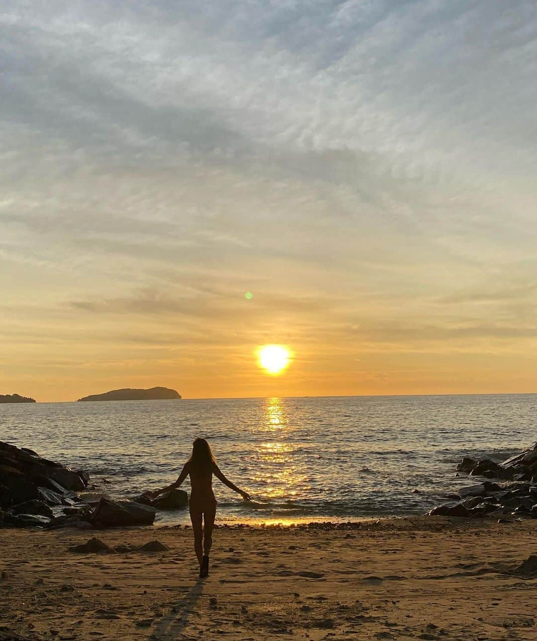 市原彩花さんのインスタグラム写真 - (市原彩花Instagram)「Kota Kinabalu, Malaysia🇲🇾  マレーシアのコタキナバル🏝 海すぐ、夕陽綺麗、物価安い、空港から街まで20分🚕 シンガポールから2時間半✈️で気軽にリゾート☺️ また行きた〜い！  ✈️飛行機 5日前に予約したけどAir Asiaで往復$250(¥24000、手荷物のみ)  🏨ホテル The Magellan Sutera Resort 2名2泊朝食付きで$345(1人1泊¥8000) 海沿いリゾート、空港や街まで10分🚕、プールからサンセット見える、ビーチアクティビティやアイランドホッピングも横の港からすぐ行ける🛥 豪華さや新しさはないけど、コスパ最強でとってもリラックス出来たよ☺️  2泊3日で食事やアクティビティ、マッサージ代、grab(タクシー代)も全部含めて旅費は1人S$600(¥57000)でした🥹 安過ぎて信じられなくて計算し直したくらい🙄笑  東南アジアからの弾丸Tripにオススメ〜😘 ハイライトにも残したよ🏝  #kotakinabalu#malaysia#borneo#マレーシア#コタキナバル#マレーシア旅行#コタキナバル旅行#マレーシアホテル#コタキナバルホテル#ボルネオ島#東南アジア#themagellansutera#リゾートホテル#海外旅行#海外生活#シンガポール生活#bikini#swimsuit#bajurenang#japanesegirl#bikinigirl#bikinimodel#pool」8月11日 22時32分 - ayaka_ichihara