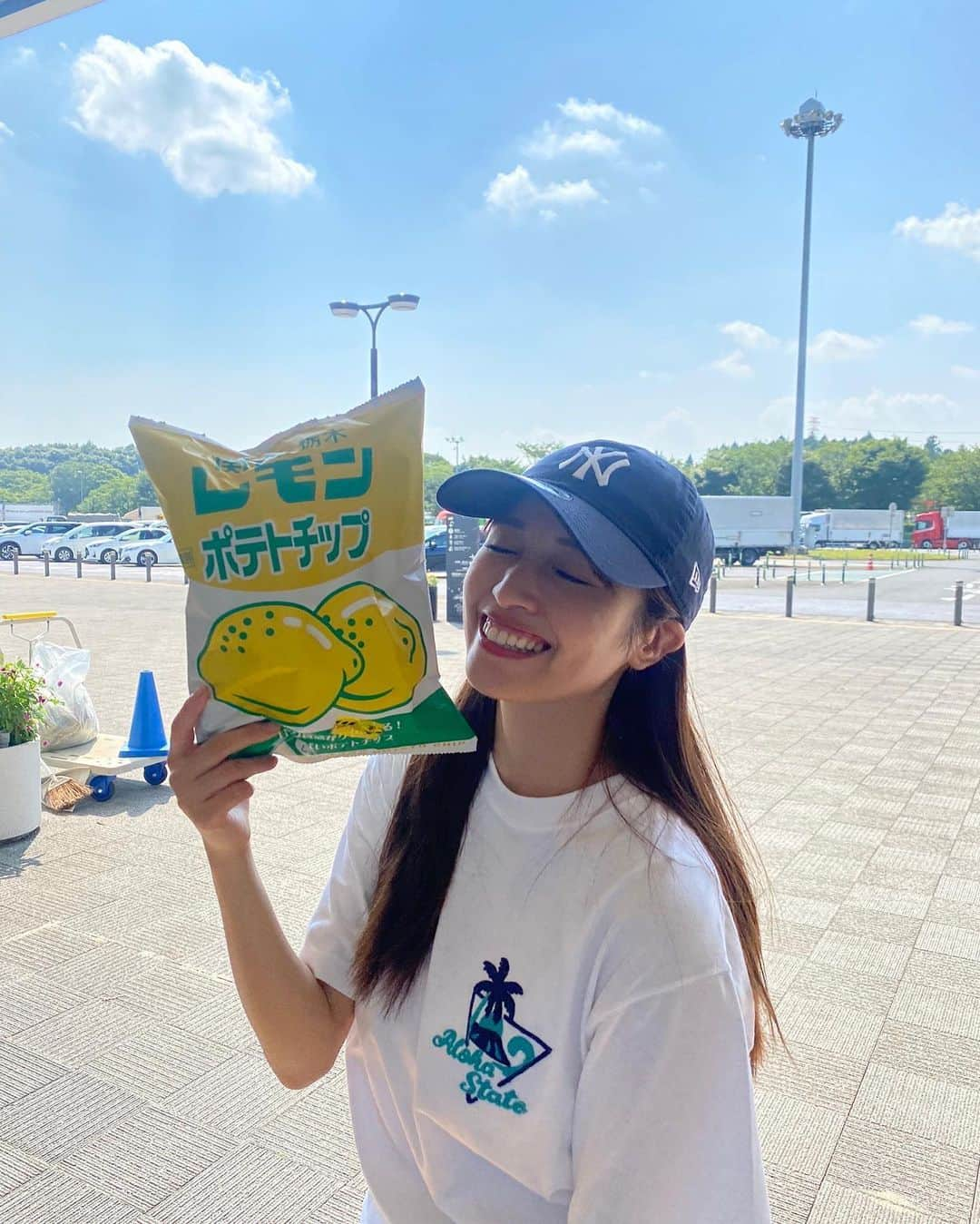 村島未悠さんのインスタグラム写真 - (村島未悠Instagram)「ご当地ポテチにお土産Tシャツで 少年化した人🌻」8月11日 22時38分 - happy_miyu0827