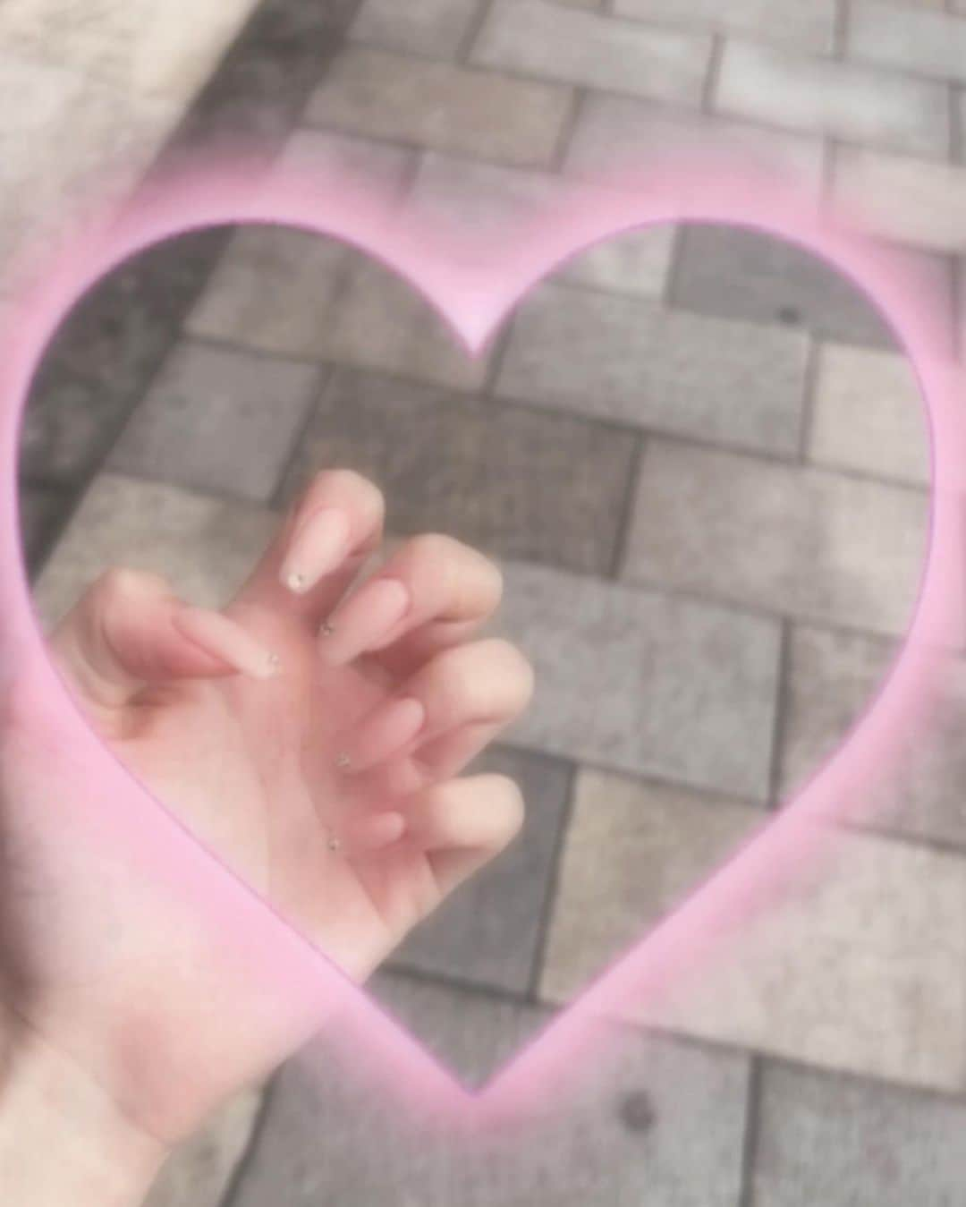 田中杏奈さんのインスタグラム写真 - (田中杏奈Instagram)「✎ 夏休み満喫中です🫶🏻 ネイルも夏仕様に可愛く、 いつもありがとうございます！  なんか、久々にお話しませんか？ みんなの最近の話とか聞きたい👂🏻💞   #田中杏奈  #05」8月11日 23時05分 - _annn.t