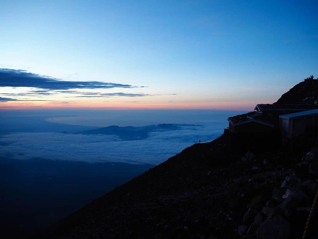上村彩子さんのインスタグラム写真 - (上村彩子Instagram)「. . 🗻🕶🌄  山小屋で一泊して、 日の出の時間に合わせて頂上へ。  ご来光目当てで登ったはずが、 夜中にみた星空と、 朝を迎えるまでに変化していく空の色の グラデーションが想像以上に素晴らしく、 きつい道中も頑張ることができました。  自分の足で日本一の山を登った！ という達成感、充実感はやはり 富士山でしか味わえません。  人生で一回は登るの、 おすすめします！  #富士山登山 #富士山 #🗻 #mtfuji#吉田ルート#山の日」8月11日 23時07分 - saekokamimura