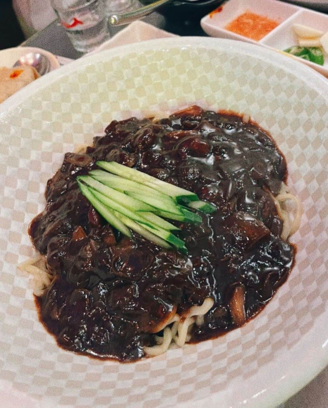 益田アンナさんのインスタグラム写真 - (益田アンナInstagram)「シャツな日🐥  韓国の黒いジャージャー麺、定期的に食べたくなる🍜豚足も美味しかった！  tops⇨( @fray_id ) pants⇨( @darich_official )  #シャツコーデ#モノトーンコーデ#frayid#darich」8月11日 23時11分 - anna_masuda