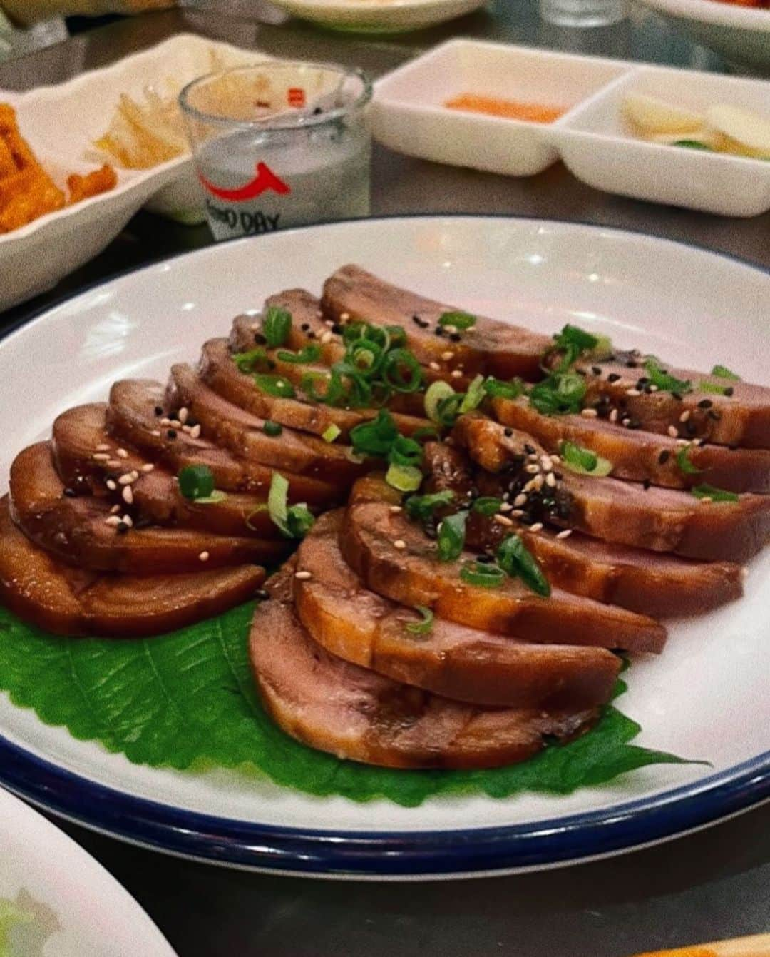 益田アンナさんのインスタグラム写真 - (益田アンナInstagram)「シャツな日🐥  韓国の黒いジャージャー麺、定期的に食べたくなる🍜豚足も美味しかった！  tops⇨( @fray_id ) pants⇨( @darich_official )  #シャツコーデ#モノトーンコーデ#frayid#darich」8月11日 23時11分 - anna_masuda