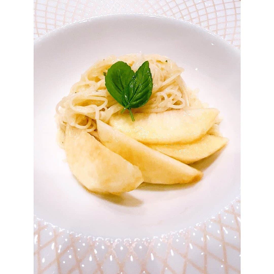 松本伊代さんのインスタグラム写真 - (松本伊代Instagram)「りょおが  お素麺で 桃のカッペリーニふう🍑 作ってくてた。  おいしぃー。 この時期ならではだな。 いつも 美味しいもの作ってくれるな🤣😍 我が家で一番料理のセンスあるかも。。な。 勝手に ryo's cookingと言っている🤣 @ryo_kozono  そして デザートは ハワイのお土産。 アロハマドレーヌ プルメリアの形が可愛い💕 あっさりしたマドレーヌにホワイトチョコがくせになる〜。絶品だ。もったいないから、少しづつ食べているー  @alohamadeleine  飲むヨーグルト これまた美味しい。 マドレーヌにもあうー。  #RYO'Sクッキング #家で育てたバジル #おそうめん #カッペリーニ風 #ジャージーヨーグルト #北海道十勝産 #新しいハワイのお土産 #アロハマドレーヌ #fromHawaii #小園凌央 #ryo kozono #松本伊代」8月11日 23時38分 - iyo14_official