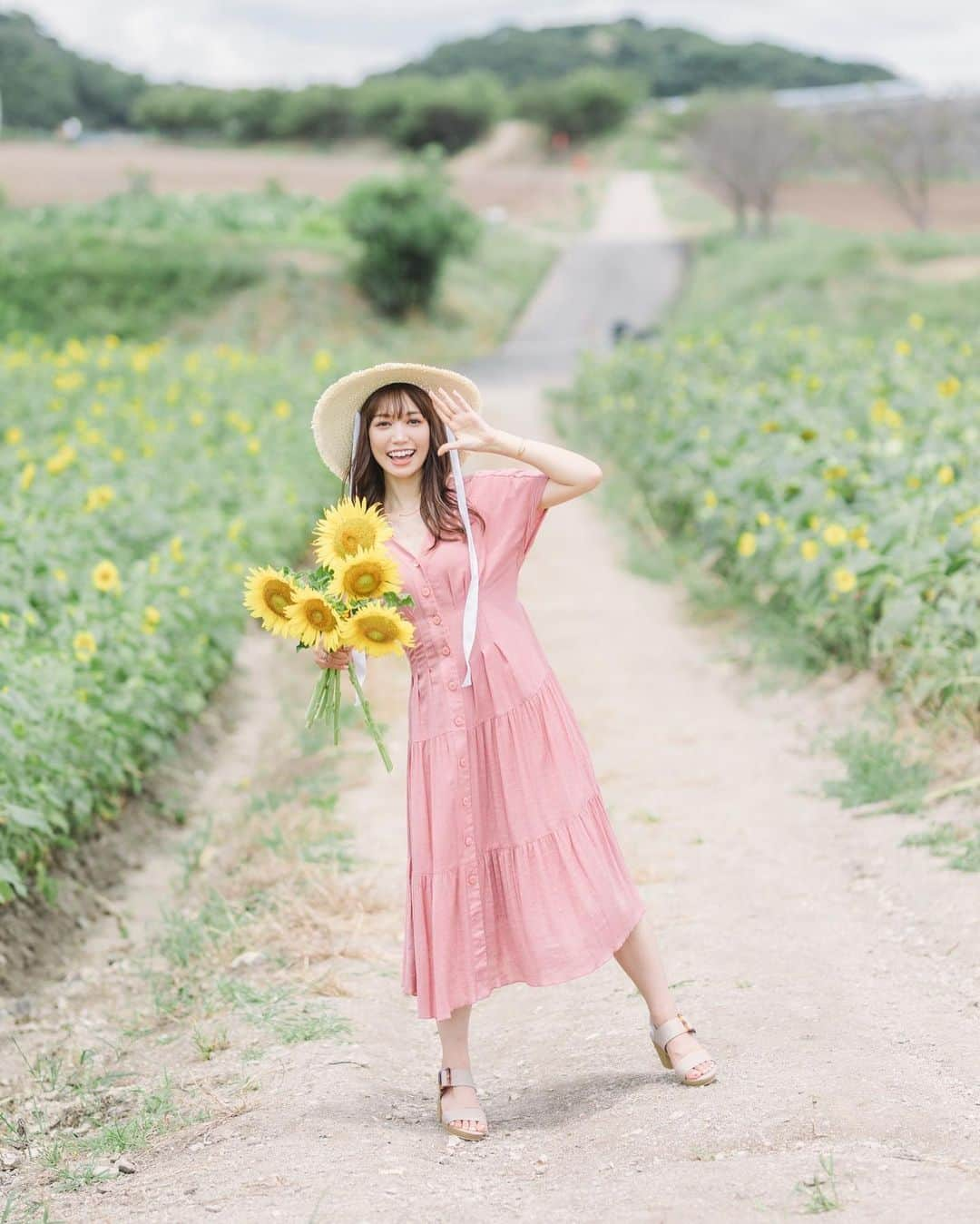 ののさんのインスタグラム写真 - (ののInstagram)「. 向日葵🌻  Photographer. @tn_square  #一眼レフ#ポートレート#裸眼メイク#ポトレ#被写体#フリーランスモデル#関西モデル#サロンモデル#サロモ#麦わら帽子#ワンピース#東京カメラ部#ファインダー越しの私の世界#カメラ#作品撮り#向日葵#ひまわり#ヒマワリ#知多半島#愛知県#愛知観光#観光農園花ひろば#sunflower#portrait#summer#fineart#japan#snidel#apartbylowrys」8月12日 7時24分 - nonoko0309