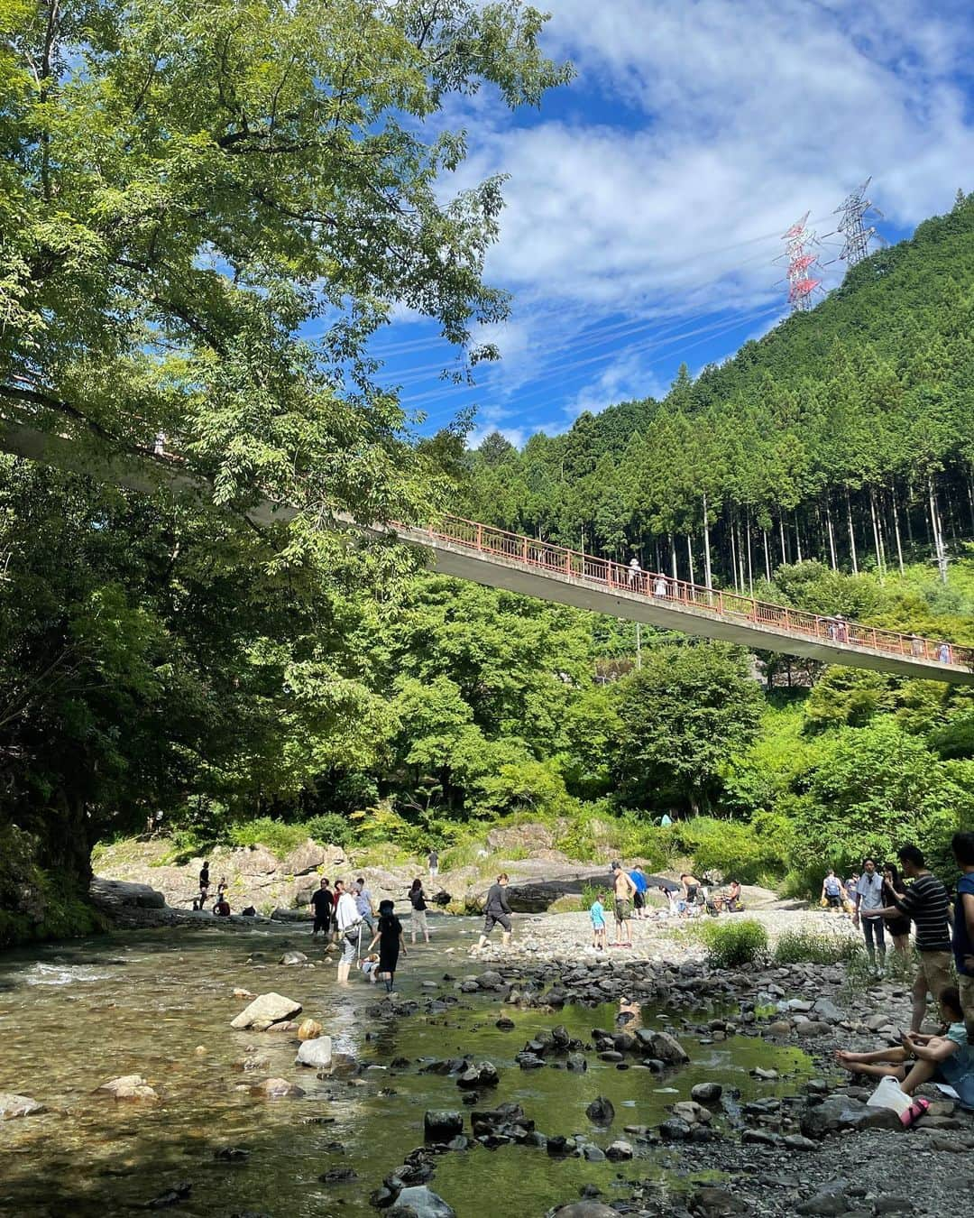 坂元美香さんのインスタグラム写真 - (坂元美香Instagram)「おはよー  昨日は山の日だったので高尾山へ行こうとしたら 高尾山周辺の道路のあまりの渋滞のすごさに諦め 急遽 行き先変更して 秋川渓谷へ！  息子が小さい頃 何度か来た『瀬音の湯』に車をとめて 川まで降りてちょっと遊んで、 温泉入ろうとしたら大行列で諦め、 アイスだけ食べて帰ってきました。  写真は涼しそうに見えますが 実際は前日の逗子より暑かったです💦 ヒヤッとするはずの川の水がぬるかったもん😅  山はいいねぇ。 緑の中を運転してるだけで癒されました😌🌿  そして帰りは八王子の実家に寄り 父と昨日の動画を撮ったのでした🤣  おわり。  #秋川渓谷 #瀬音の湯 #山の日」8月12日 8時14分 - mika_saka