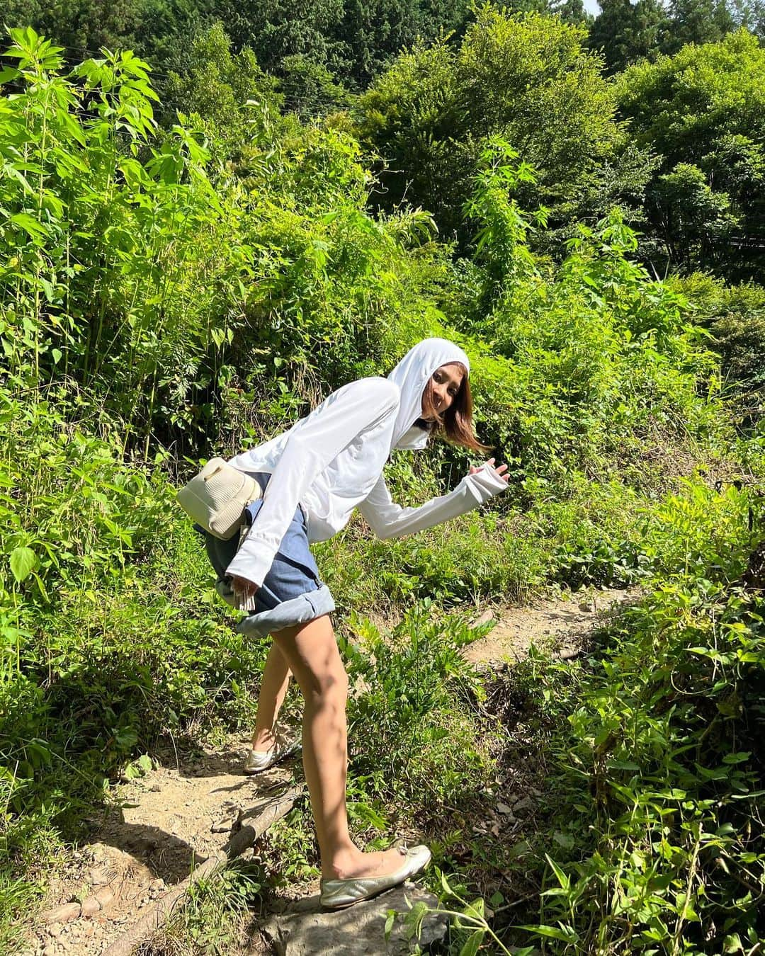 坂元美香さんのインスタグラム写真 - (坂元美香Instagram)「おはよー  昨日は山の日だったので高尾山へ行こうとしたら 高尾山周辺の道路のあまりの渋滞のすごさに諦め 急遽 行き先変更して 秋川渓谷へ！  息子が小さい頃 何度か来た『瀬音の湯』に車をとめて 川まで降りてちょっと遊んで、 温泉入ろうとしたら大行列で諦め、 アイスだけ食べて帰ってきました。  写真は涼しそうに見えますが 実際は前日の逗子より暑かったです💦 ヒヤッとするはずの川の水がぬるかったもん😅  山はいいねぇ。 緑の中を運転してるだけで癒されました😌🌿  そして帰りは八王子の実家に寄り 父と昨日の動画を撮ったのでした🤣  おわり。  #秋川渓谷 #瀬音の湯 #山の日」8月12日 8時14分 - mika_saka