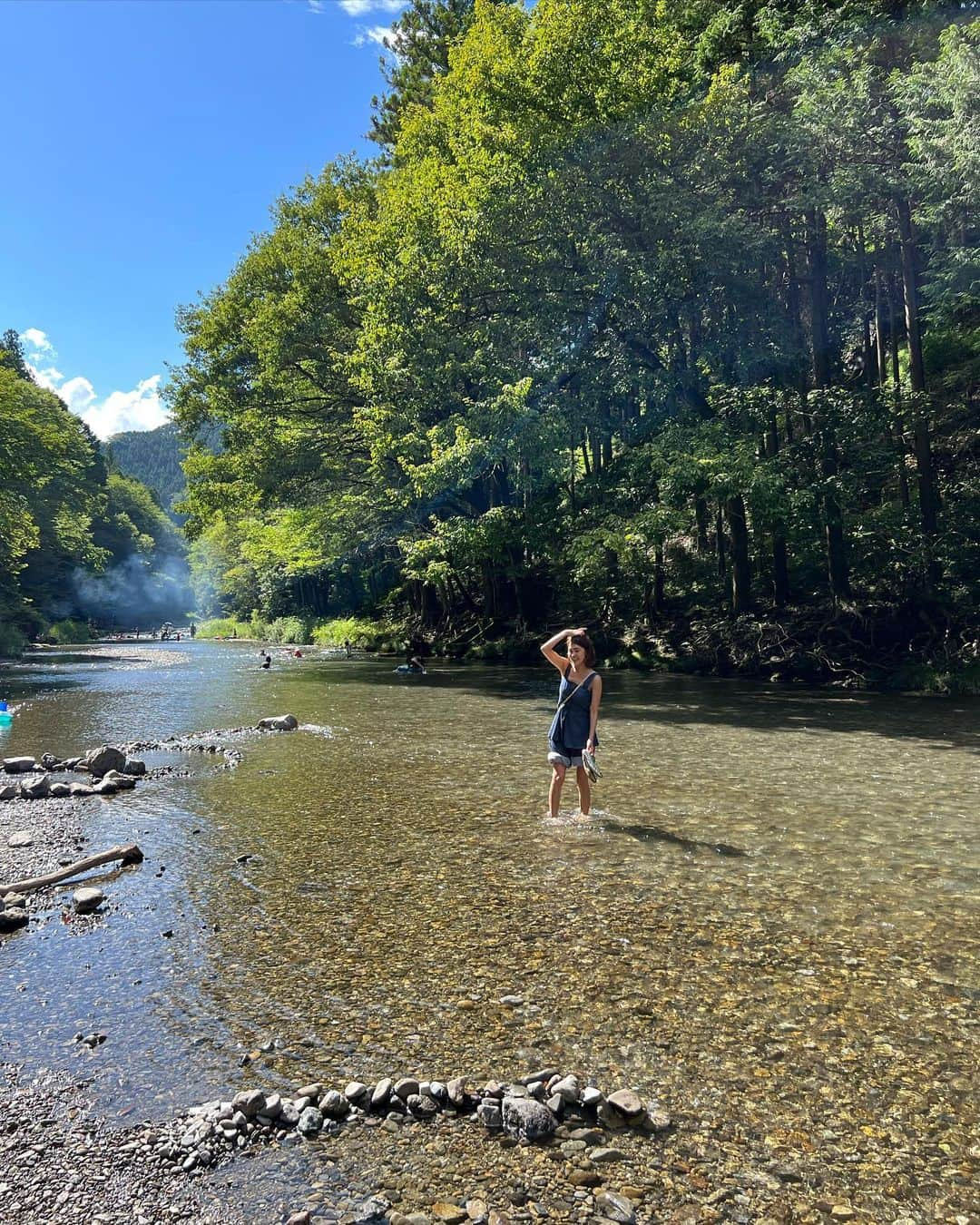 坂元美香さんのインスタグラム写真 - (坂元美香Instagram)「おはよー  昨日は山の日だったので高尾山へ行こうとしたら 高尾山周辺の道路のあまりの渋滞のすごさに諦め 急遽 行き先変更して 秋川渓谷へ！  息子が小さい頃 何度か来た『瀬音の湯』に車をとめて 川まで降りてちょっと遊んで、 温泉入ろうとしたら大行列で諦め、 アイスだけ食べて帰ってきました。  写真は涼しそうに見えますが 実際は前日の逗子より暑かったです💦 ヒヤッとするはずの川の水がぬるかったもん😅  山はいいねぇ。 緑の中を運転してるだけで癒されました😌🌿  そして帰りは八王子の実家に寄り 父と昨日の動画を撮ったのでした🤣  おわり。  #秋川渓谷 #瀬音の湯 #山の日」8月12日 8時14分 - mika_saka