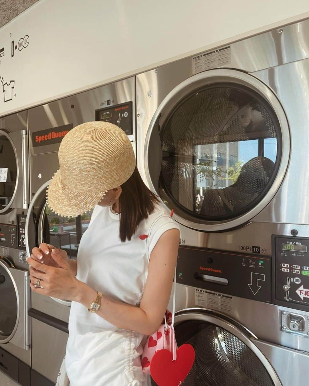 堀江直美さんのインスタグラム写真 - (堀江直美Instagram)「親子コーデ❤️  @isetan_shinjuku @isetan_shinjuku_baby_and_kids でPOPUP中の @edit.seoul のBagでリンク💕  娘も可愛いビジュアルにキュンキュンしてました🫶🏻  CAPは取り合いになるので結局買い足しました🤍 @hiand_official   Topsは@baybeeonline_ 💓  シンプルだけどサイドのギャザーをギュッとできて可愛いんです🦢  #HIAND#ハイアンド#hiandkids#baybee#baybeeonline#editseoul#edit#親子コーデ#女の子ママ#9歳女の子#valextra#ヴァレクストラ#lanicouture #ラニクチュール#hnhiand#hnbfashion」8月12日 9時53分 - naomiiiiiiiiiiii