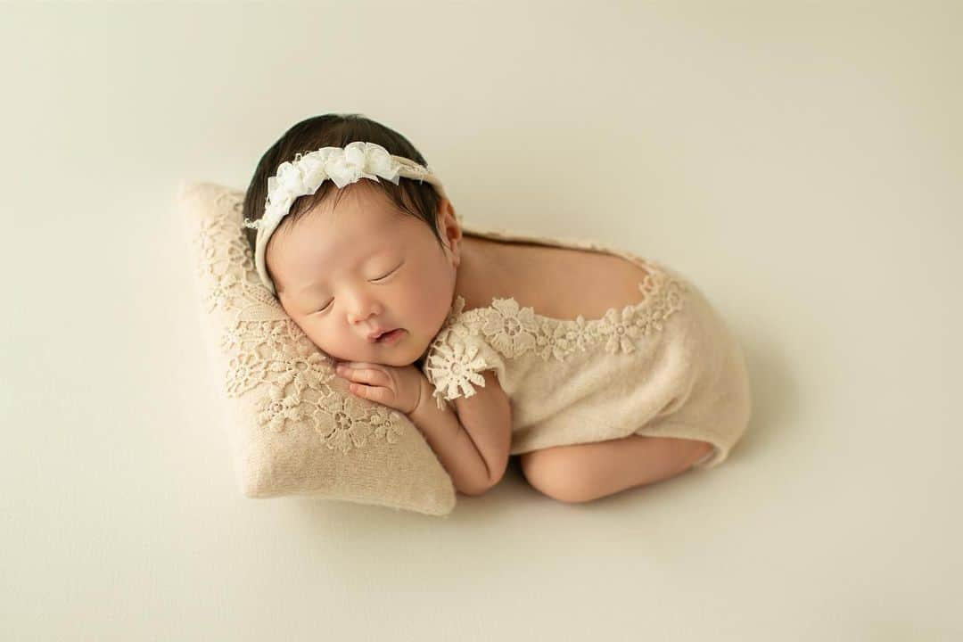 仲村美香さんのインスタグラム写真 - (仲村美香Instagram)「生後10日目の NEWBORN PHOTO♡♡♡  撮影はこんな感じで… めちゃめちゃ可愛かったぁぁぁ😭❤️ 小物やお洋服、写真の撮り方 全てにおいてセンスが良くて とっても素敵なお写真を撮ってくれます🥲✨ アルバムとパネル付きだったり 色んなプランもありますー♡♡♡  ピンクのふわふわとニットのお洋服が 特にお気に入りショット🥹🫶 ぐらちゃんとの２ショットもやばい🐶❤️👶 ・ ・ ・ 撮影は　@shainon.newborn  さん♡ 撮影前に電話のカウンセリングがあったり 当日も凄く丁寧で安心してお任せできました☺️🌸 インスタもかなりオシャレです🥹💗 ・ ・ ・ ・ #ニューボーンフォト #ニューボーン#newborn #newbornphotography #新生児#赤ちゃん#令和4年ベビー #女の子ベビー #家族#生後9日目#0ヶ月#体外受精#顕微授精#顕微授精からの妊娠 #baby#babygirl」8月12日 11時39分 - mikapu0519