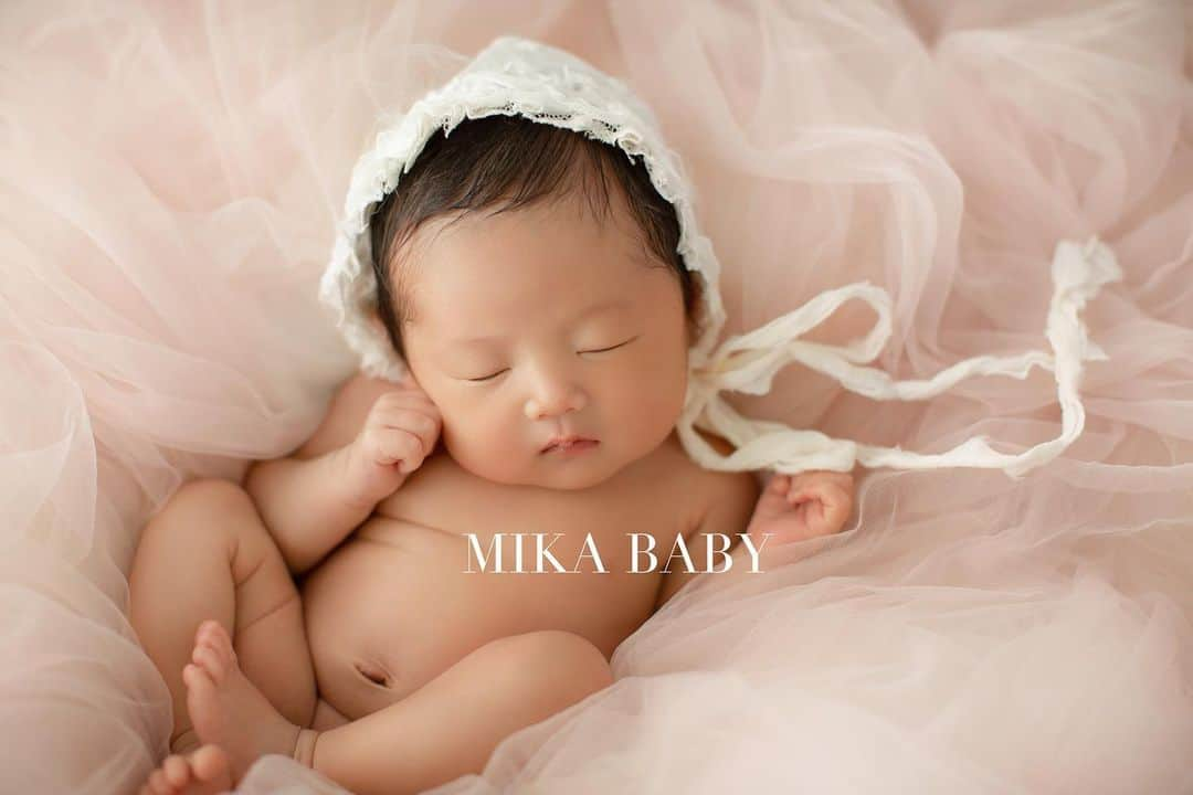 仲村美香さんのインスタグラム写真 - (仲村美香Instagram)「生後10日目の NEWBORN PHOTO♡♡♡  撮影はこんな感じで… めちゃめちゃ可愛かったぁぁぁ😭❤️ 小物やお洋服、写真の撮り方 全てにおいてセンスが良くて とっても素敵なお写真を撮ってくれます🥲✨ アルバムとパネル付きだったり 色んなプランもありますー♡♡♡  ピンクのふわふわとニットのお洋服が 特にお気に入りショット🥹🫶 ぐらちゃんとの２ショットもやばい🐶❤️👶 ・ ・ ・ 撮影は　@shainon.newborn  さん♡ 撮影前に電話のカウンセリングがあったり 当日も凄く丁寧で安心してお任せできました☺️🌸 インスタもかなりオシャレです🥹💗 ・ ・ ・ ・ #ニューボーンフォト #ニューボーン#newborn #newbornphotography #新生児#赤ちゃん#令和4年ベビー #女の子ベビー #家族#生後9日目#0ヶ月#体外受精#顕微授精#顕微授精からの妊娠 #baby#babygirl」8月12日 11時39分 - mikapu0519