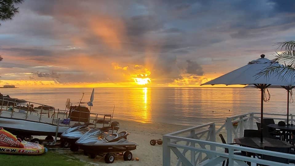 知念里奈さんのインスタグラム写真 - (知念里奈Instagram)「旅行にも遊びにもいけず、夏らしい事してないよ、、、 という方！ 一緒にこの写真を眺めましょう😍 大好きなビーチの大好きな景色♡  @missionbeach.sd  #沖縄 #名護 #ミッションビーチ  #whatawonderfulworld」8月12日 11時53分 - rinachan29