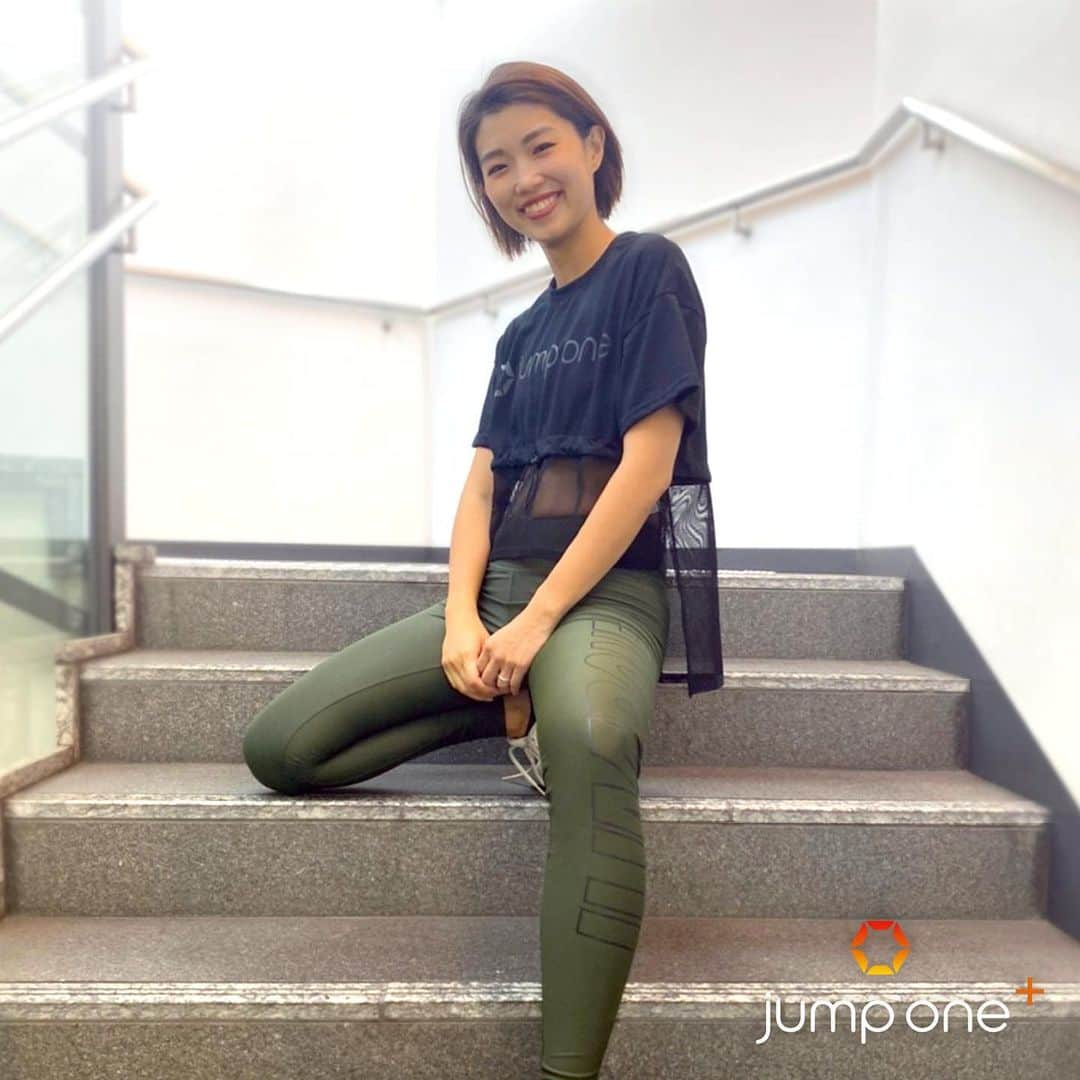 jump one（ジャンプワン）さんのインスタグラム写真 - (jump one（ジャンプワン）Instagram)「【 jump one+ Apparel –Tシャツ– 】 . 8/11(Thu)に発売になった商品の着用イメージはこちら！ . メッシュの切り替えが入ったショート丈のTシャツが新登場！✨ 胸下のストレッチコードを絞ってニュアンスを出せます。 . カラーはホワイト、ブラックの2色展開で、同色のロゴプリントがアクセント。 サラッとした素材なので、汗をかいてもベタつかずレッスン中も快適◎ . ぜひ、店頭でチェックしてみてください♪ . . ※店舗以外でのご購入を希望される方は、こちらよりお気軽にお問合せください。 URL: https://www.jumpone.jp/contact/ . . 【NEW】ウエストマークTシャツ PRICE: ¥7,920(incl. tax) SIZE: Women’s Free COLOR: ホワイト / ブラック .. サイズに関してはこちらをご覧ください。 URL: https://www.jumpone.jp/size-guide/ . . Model: インストラクター Saki (AKHB) . . #jumpone #ジャンプワン #フィットネス #トランポリン #暗闇フィットネス #女性専用ジム #ダイエット #体幹トレーニング #お腹痩せ #脚瘦せ #ストレス解消 #トランポリンフィットネス #楽しくダイエット #新商品発売 #新商品情報 #ウエストマーク #メッシュ #ショート丈」8月12日 13時00分 - jumpone_official