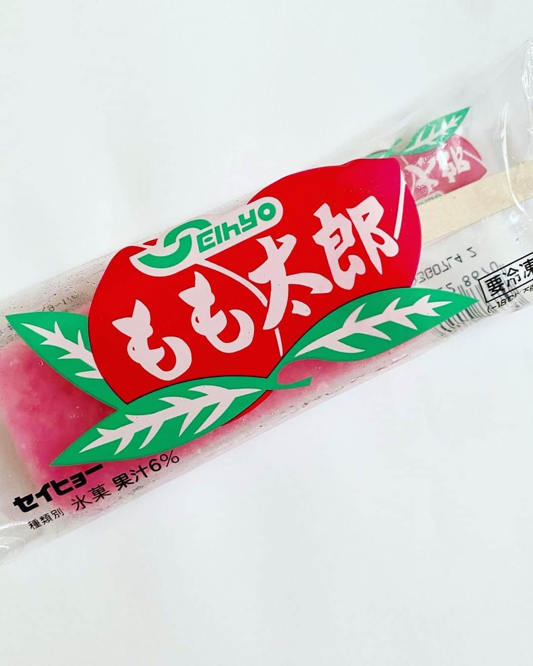 西山茉希さんのインスタグラム写真 - (西山茉希Instagram)「夏だ。 地元だ。 もも太郎アイスだぁーーー！！！！  😋😋😋  #夏の定番 #故郷の味 #思い出アイス #もも太郎アイス @seihyo_momotarou  桃の味じゃないんだよ🤭🤫🤭 夏の購入確定商品。 チビーズも大好き親子の楽しみ。  今年も原信にてゲット🎶 東京ではネット購入🎶  ストーリーズのリンクからサイトへ飛べます🌈🍧🌈  #pr」8月12日 15時04分 - maki.nshiyama50
