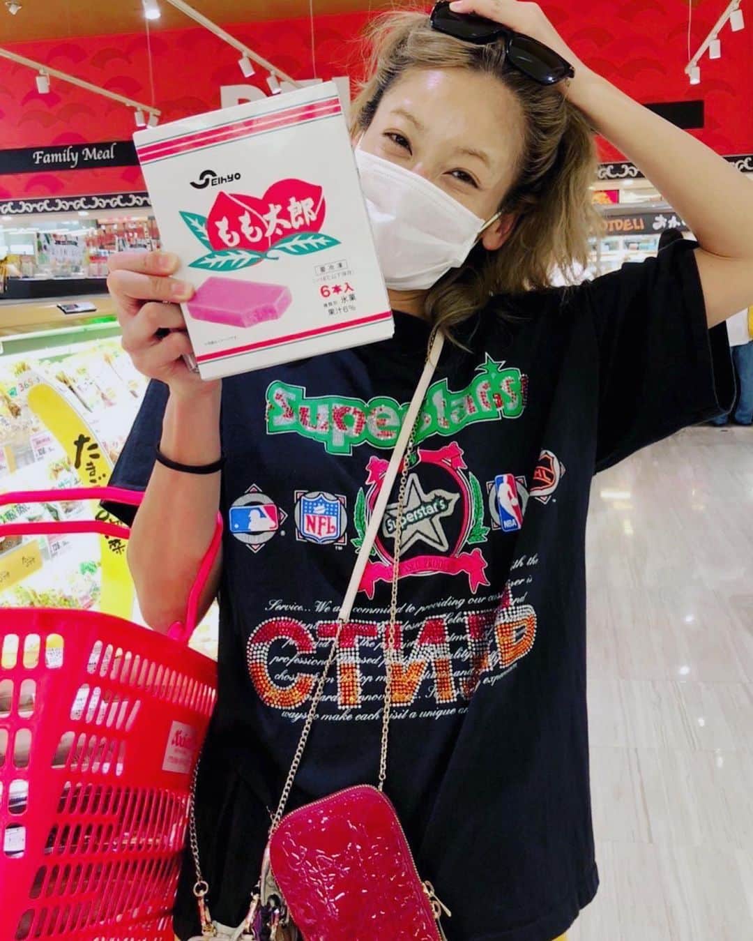 西山茉希さんのインスタグラム写真 - (西山茉希Instagram)「夏だ。 地元だ。 もも太郎アイスだぁーーー！！！！  😋😋😋  #夏の定番 #故郷の味 #思い出アイス #もも太郎アイス @seihyo_momotarou  桃の味じゃないんだよ🤭🤫🤭 夏の購入確定商品。 チビーズも大好き親子の楽しみ。  今年も原信にてゲット🎶 東京ではネット購入🎶  ストーリーズのリンクからサイトへ飛べます🌈🍧🌈  #pr」8月12日 15時04分 - maki.nshiyama50