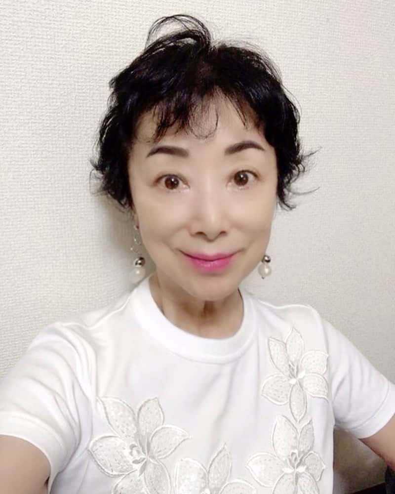 小川知子さんのインスタグラム写真 - (小川知子Instagram)「二子玉川〜  久しぶりに美容院  伸ばしてキュッと結びたかったけど、暑くて断念！  それに 「知子さんはやっぱりショートよね〜」って言う方が多くて、自分でもそう思うので少しカット💇‍♀️ まとめやすいようにパーマも。動きが出ます。  ヘアスタイリストの絵梨ちゃん。若い方が私のヘアスタイリングしているんですよ。 私の周りには人間的にも素晴らしい若い人が多いんです。 いつも情報交換して世代の溝を埋めています。  変なお天気なので速攻帰宅🚘  #二子玉川ライズ #美容院 #ヘアスタイリスト #ショートヘアが似合う  #韓国餃子🥟 #フレンチネイル #小川知子」8月12日 16時58分 - tomoko_ogawa_