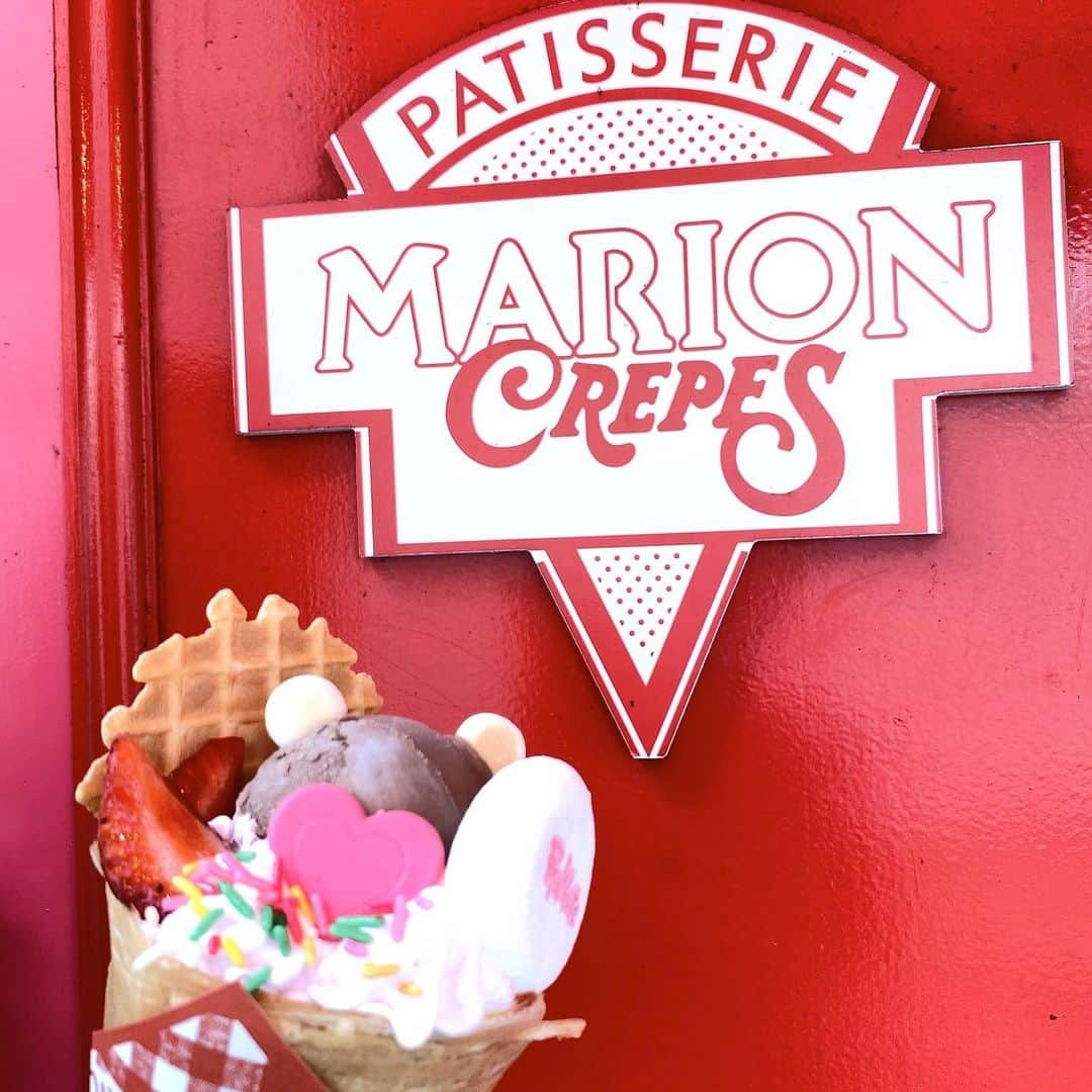 PINK-latte TV (ピンクラテTV) 公式さんのインスタグラム写真 - (PINK-latte TV (ピンクラテTV) 公式Instagram)「【ピンクラテTV × MARION CREPES🍓】  原宿生まれのマリオンクレープさんと コラボしちゃいました😳💗💗  原宿竹下通りにあるマリオンクレープさん、 写真撮ったらめちゃめちゃ可愛くない？！❤️ これは映えスポットだ…と思って写真撮ってたんだ〜🥰  YouTubeではクレープトッピング全部のせっていう 全員の夢なんじゃないか？！という 企画をやったよ😂🍓🎂 もう、、、幸せすぎるクレープでした、、、♥  そして… 3枚目に写真載せたクレープ【PINK-latte】の マシュマロ乗ってるの見える？😏 なんと今回！マリオンクレープ原宿竹下通り店限定で ピンクラテとのコラボクレープが発売してるの🎊💘 写真映えと美味しさ両方ぎゅっと詰まった 最強なクレープが出来上がったよ💭💓 みんな原宿に行った際はぜひ！ コラボクレープを買って映え写真撮ってみてね🍓♥ _____ #マリオンクレープ #marioncrepes #クレープ #原宿 #原宿グルメ #原宿スイーツ #原宿クレープ #ピンクラテtv #jc3 #ゆな #ユナ #YouTube」8月12日 17時06分 - pinklatte_tv