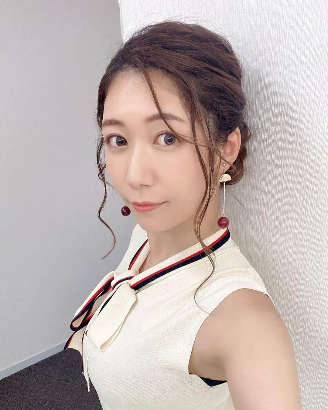 穂川果音さんのインスタグラム写真 - (穂川果音Instagram)「hairstyle  アップヘアです😊 5枚目は、いつもとちょっと違うアングルも撮ってみました笑  #hairstyle #hairarrange #アップヘア　#アベプラ　#abematv #アップスタイル　#イヤリング　#earrings   #穂川果音  #気象予報士　#下めアップ  #綺麗めアレンジ 　#まとめ髪　#お天気キャスター #前髪アレンジ」8月12日 17時07分 - hokawakanonn