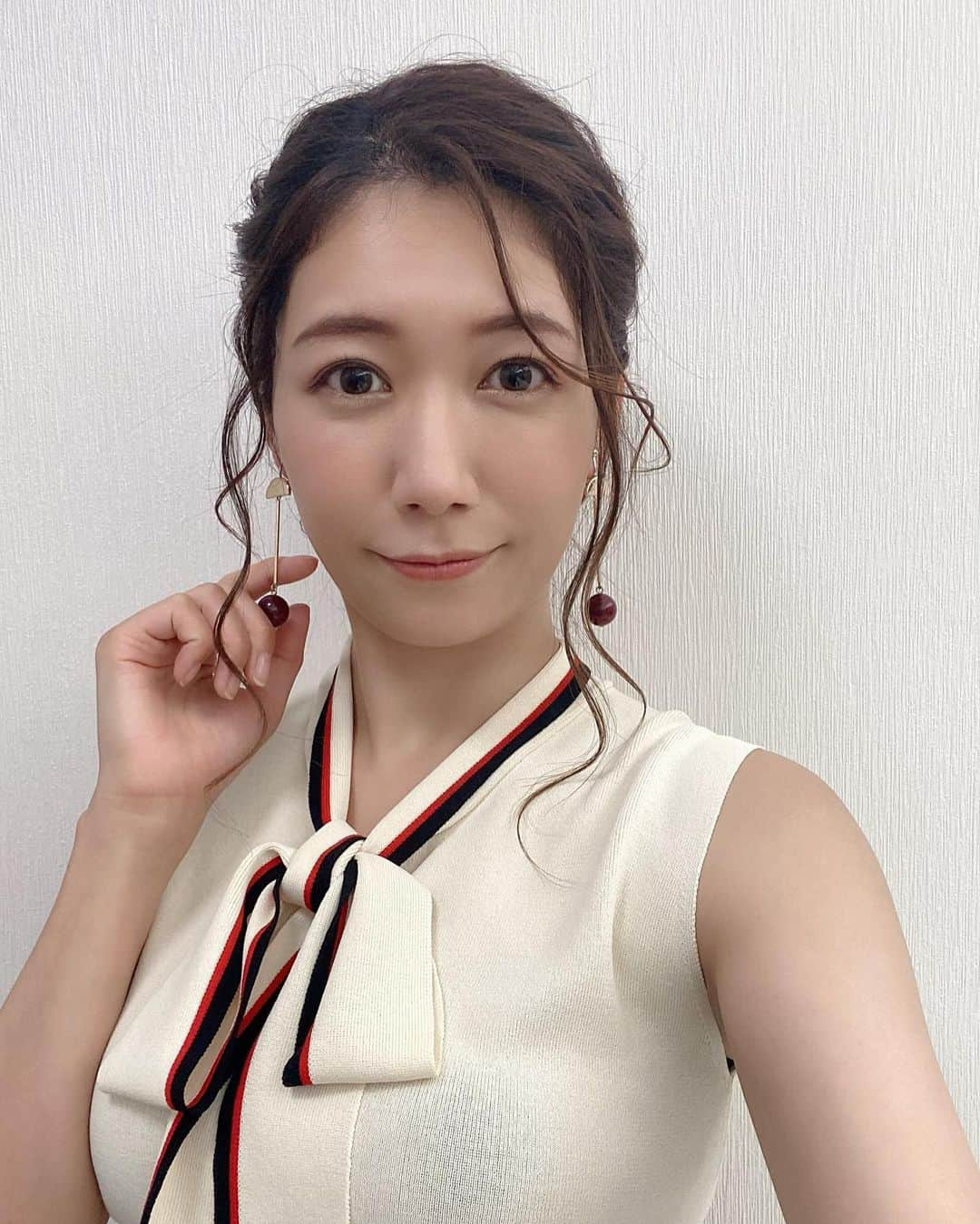 穂川果音さんのインスタグラム写真 - (穂川果音Instagram)「hairstyle  アップヘアです😊 5枚目は、いつもとちょっと違うアングルも撮ってみました笑  #hairstyle #hairarrange #アップヘア　#アベプラ　#abematv #アップスタイル　#イヤリング　#earrings   #穂川果音  #気象予報士　#下めアップ  #綺麗めアレンジ 　#まとめ髪　#お天気キャスター #前髪アレンジ」8月12日 17時07分 - hokawakanonn