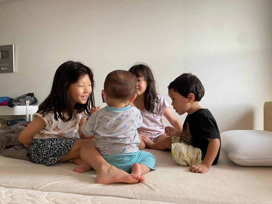 江原千鶴（エハラチヅル）さんのインスタグラム写真 - (江原千鶴（エハラチヅル）Instagram)「子供の寝顔って何でこんなに可愛いんだろう。  そして朝はとわ社長を囲んで会合が行われていました💕笑  #エハラ家#エハラキッズ #子供#寝顔」8月12日 17時09分 - eharachizuru