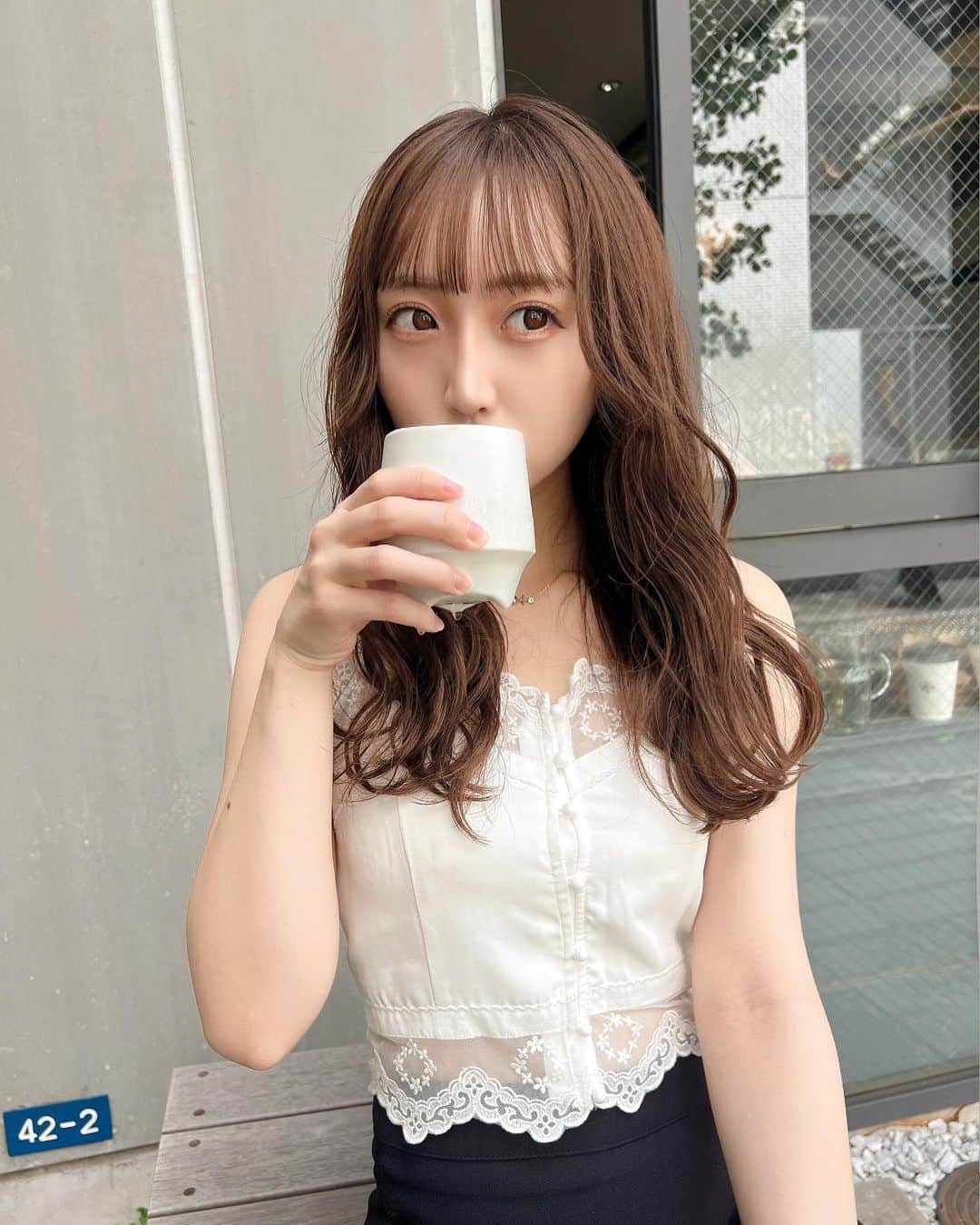 星野麻里愛さんのインスタグラム写真 - (星野麻里愛Instagram)「こないだままとコーヒー飲みに いった❤️☕️  夏こーで🤍このトップス可愛くてお気に入り♡ @tone_fashion   デザインも可愛いのに安くて、生地もしっかりしてるの〜❤︎  下のクーポンコードを入れると このサイトで10%オフになるよ💟  →maria.pink10_tone  #tone #トーン #モノトーンファッション#キャミソール#白キャミソール#白ビスチェ#glitchcoffeenagoya#glitchcoffee」8月12日 17時59分 - maria.pink28