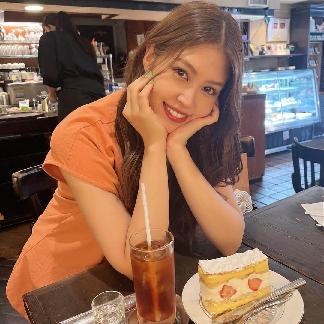 吉岡久美子さんのインスタグラム写真 - (吉岡久美子Instagram)「、 毎日甘いもん食べる🙋🏻‍♀️  ケーキは2日に1回は食べる(笑)  めっちゃ多いらしいこれ🤣  1日2回食べる時もある😂 、 、 、 #つぼみ大革命 #つぼみ #吉本 #よしもと #アイドル #idol #大阪 #東京 #神戸 #ライブ #instagood #いいね #フォローミー #カフェ #カフェ巡り #カフェ好きな人と繋がりたい #カフェスタグラム #カフェ巡り好きな人と繋がりたい #カフェラテ #カフェ部 #カフェ活 #カフェ女子 #ケーキ #スイーツ #原宿カフェ #原宿 #クリスティー」8月12日 18時03分 - kuunyaaan