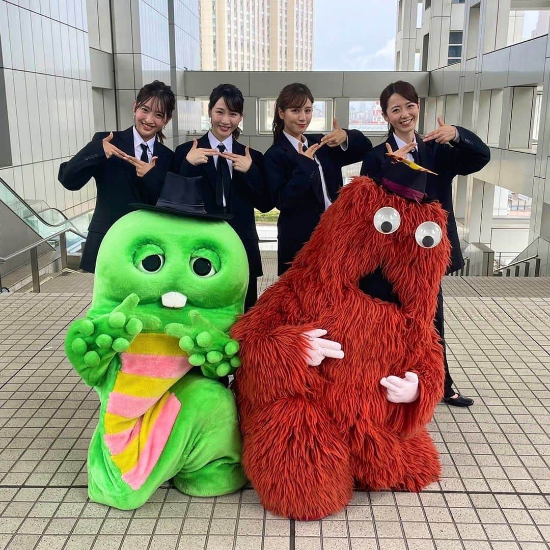 フジテレビアナウンサーさんのインスタグラム写真 - (フジテレビアナウンサーInstagram)「新人アナウンサーの岸本理沙です！  先日ガチャピン、ムックと一緒にダンスを踊ってきました✨ 先輩方の足を引っ張りまくってしまいましたが、なんとか踊りきれて一安心しています😭 動画はガチャピンとムックの公式YouTubeチャンネル「ガチャピンちゃんねる」で配信されていますのでぜひご覧ください☺️  #ガチャピン #ムック #ガチャピンちゃんねる #踊ってみた #フジテレビ #フジテレビアナウンサー #内田嶺衣奈 #堤礼実 #藤本万梨乃 #岸本理沙 #新人アナ奮闘中」8月12日 18時09分 - fujitv_announcer