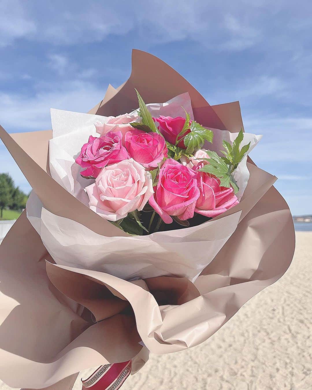 くまみゆさんのインスタグラム写真 - (くまみゆInstagram)「. .  超一流ホテルやレストランで提供されているワンランク上のお花が毎日届くバラの定期便3回目 @moafura_official  届いたっっ 今回は、ピンクの花束可愛すぎるっっ . .  モアフラは、バラの取り扱いが日本一の最高品質のバラを仕入れてるみたい🌹 ほんとに綺麗で、可愛くて気に入っちゃったのでまた頼みたいッッ🌹 . .  #moafura  #モアフラ #お花の定期便 #お花のある暮らし #お花屋さん#お花好きな人と繋がりたい #バラのある生活 #バラの花束 #バラ#バラサブスク#バラの定期便#豪華なバラ #お花#綺麗#オシャレ#可愛い#お花と私」8月12日 19時20分 - kumamiyu.24