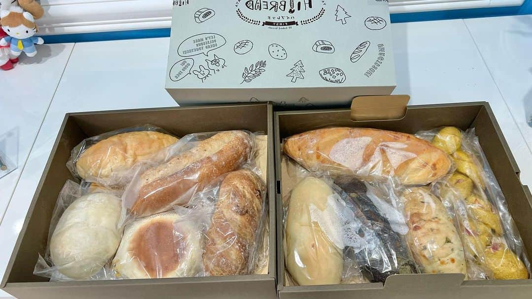 さゆりさんのインスタグラム写真 - (さゆりInstagram)「ギブりん(ヤナギブソン)がプロデュースしたカレーパン🥖送ってくれたです〜🤣楽しみにしてたから嬉しいぼよ🤩  #パンシェルジュなギブりんが💝 #理想のカレーパンを〜🤣 #マンゴーカレーついてて #10種類のパンをディップして食べれるんです〜🥰 #フルーティなカレーに色んな本格パンが最高に美味しかったぼよ😍 #通販で冷凍できますです😆 #パッケージのデザイン #娘ちゃんなのだぁ〜🤣 #念願叶っておめでたいぼよ😂 #かつみさゆり #ヤナギブソン #hibread  #ブーランジェリーミヤタ  #20年近く前 我が家が売り出したメロンパン🥯 #ボヨヨンパンdeメロンメロンは💖 #皆様の想像通りヘロンヘロンな結末の巻〜🤣」8月12日 19時22分 - katsumisayuri_sayuri