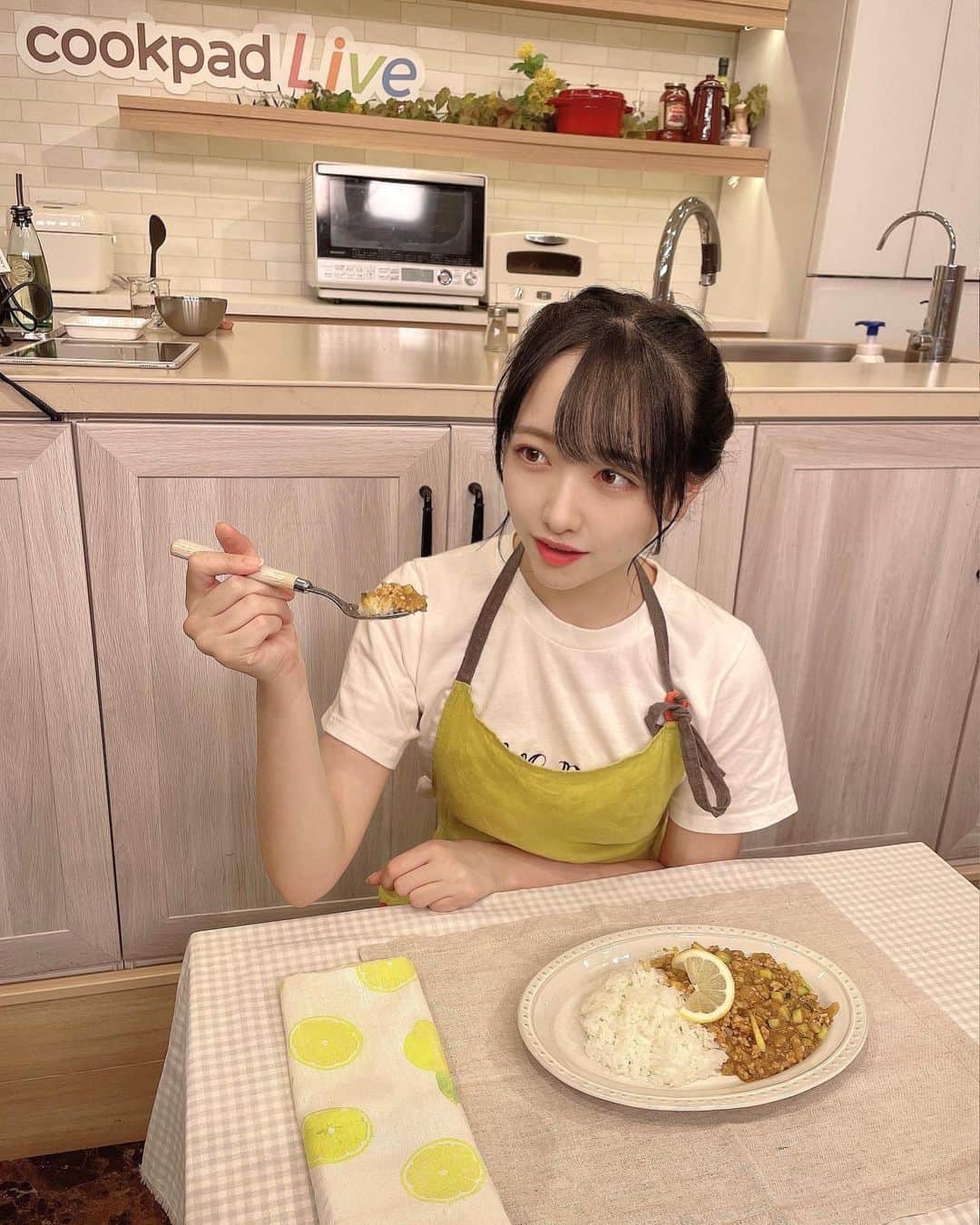 石田千穂さんのインスタグラム写真 - (石田千穂Instagram)「cookpadLiveにて新番組「せとうちほんぬごはん」始まりました！ 観覧で直接見て下さった方、配信で見て下さった方、ありがとうございました。 月に一度、瀬戸内の食材を使って料理します👩🏻‍🍳今日はレモンキーマカレーを作りました。酸味がきいて美味しかったー！瀬戸内の魅力を料理を通して伝えていきたいな。  アーカイブもあるので是非アプリをDLしてご覧ください。 来月も楽しみです！ #cookpad #cookpadLive #レモン #キーマカレー #STU48 #石田千穂」8月12日 20時33分 - chiho_ishida