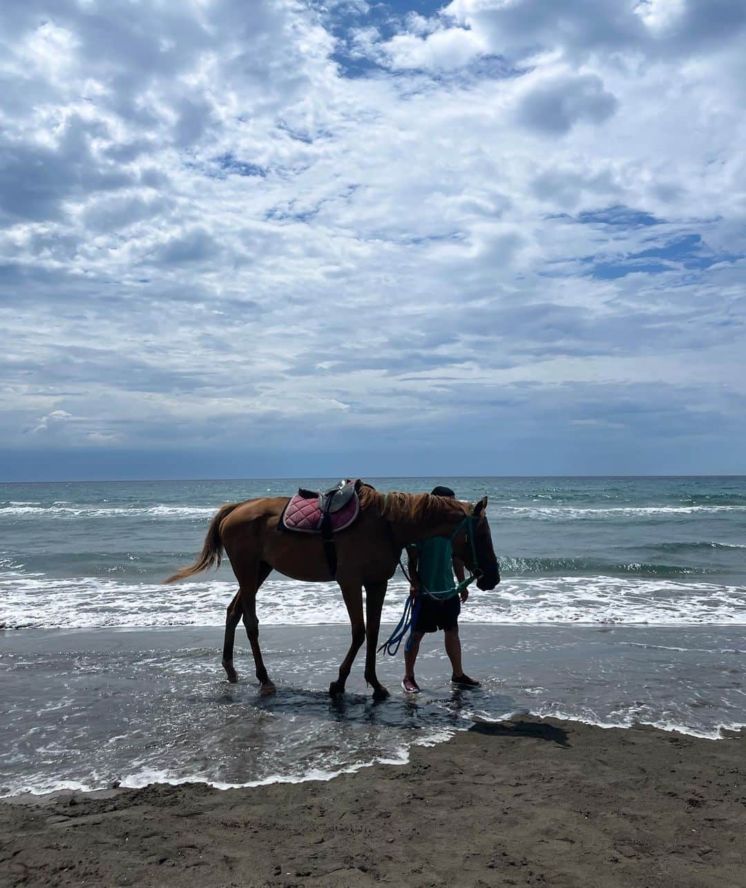 的場絢香さんのインスタグラム写真 - (的場絢香Instagram)「* ⁡ 珠洲の海で乗馬🐎💕 ⁡ 砂浜を歩いてそのまま海へ！ なんと乗馬しながら海にも入れちゃう🌊✧ 眺めもよくて気持ちよかった~♩ ⁡ ドリちゃんありがとう~🐴🥕 ⁡ ⁡ お問い合わせは道の駅すずなりへ。 @michinoeki_suzunari   _ _ _ #石川テレビ #旅したがーる #石川県 #珠州」8月12日 20時38分 - ayaka_matoba