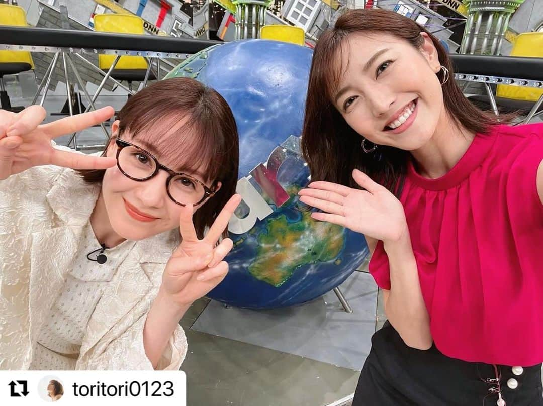 小澤陽子さんのインスタグラム写真 - (小澤陽子Instagram)「𝚊𝚝 𝚠𝚘𝚛𝚔☻  な、ん、と！ 今夜のゲストは、大学からの心友: 玲奈💛🧡  “エモい”です…🥹✨  実は。 大学時代、よく一緒に授業受けたり、帰ったり、 プリクラ撮ってみたり、お泊りして試験勉強したり。 そんな仲なんです👯‍♀️ 家族にもよくしてくれていました🥰 妹のルナちゃんの話も昔からよくしていて、 姉妹愛が羨ましいです🌷  モデル•タレント業をしながら 学業のほうもちゃんと卒業して、、尊敬🎓🌸  そんな玲奈が、いつもの脱力タイムズのスタジオの 隣に座っていて、なんだか不思議な感じで。 変な緊張感がありました、、、(笑)  どんな風になっているか？ 〝脱力のトリちゃん〟も是非ご覧ください🐣️❣  #初共演 #個人的にエモエモの回 #全力脱力タイムズ  ☟ ☟ ☟  #Repost @toritori0123  ・・・ 今日よる11時からの 「全力!脱力タイムズ」に出演します☺︎  大学時代からの心友よーことテレビ初共演でした❤︎  泊まりがけで試験勉強したり、 プリクラ撮ったり…懐かしい思い出がいっぱい。まさかお仕事で一緒になれるなんて、、!  収録前の緊張もほぐしてくれたよーこ。本当にありがとう❤︎  放送、ぜひご覧ください♪」8月12日 20時40分 - yoko.ozawa729