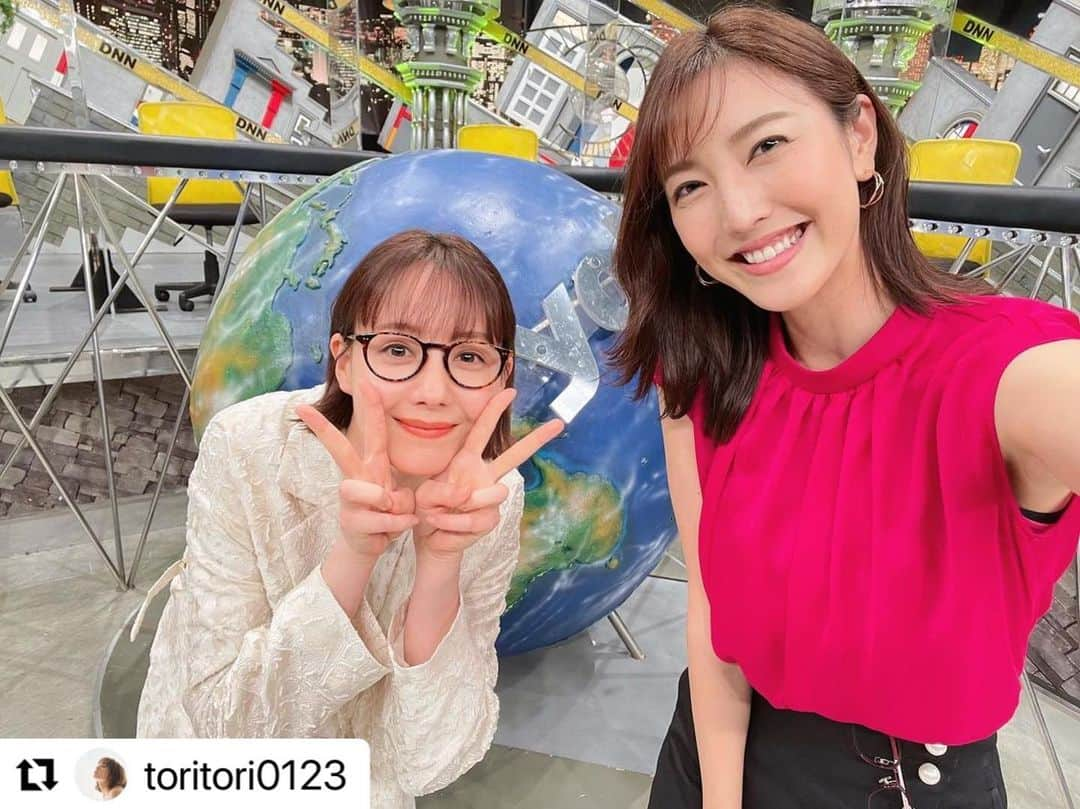 小澤陽子さんのインスタグラム写真 - (小澤陽子Instagram)「𝚊𝚝 𝚠𝚘𝚛𝚔☻  な、ん、と！ 今夜のゲストは、大学からの心友: 玲奈💛🧡  “エモい”です…🥹✨  実は。 大学時代、よく一緒に授業受けたり、帰ったり、 プリクラ撮ってみたり、お泊りして試験勉強したり。 そんな仲なんです👯‍♀️ 家族にもよくしてくれていました🥰 妹のルナちゃんの話も昔からよくしていて、 姉妹愛が羨ましいです🌷  モデル•タレント業をしながら 学業のほうもちゃんと卒業して、、尊敬🎓🌸  そんな玲奈が、いつもの脱力タイムズのスタジオの 隣に座っていて、なんだか不思議な感じで。 変な緊張感がありました、、、(笑)  どんな風になっているか？ 〝脱力のトリちゃん〟も是非ご覧ください🐣️❣  #初共演 #個人的にエモエモの回 #全力脱力タイムズ  ☟ ☟ ☟  #Repost @toritori0123  ・・・ 今日よる11時からの 「全力!脱力タイムズ」に出演します☺︎  大学時代からの心友よーことテレビ初共演でした❤︎  泊まりがけで試験勉強したり、 プリクラ撮ったり…懐かしい思い出がいっぱい。まさかお仕事で一緒になれるなんて、、!  収録前の緊張もほぐしてくれたよーこ。本当にありがとう❤︎  放送、ぜひご覧ください♪」8月12日 20時40分 - yoko.ozawa729