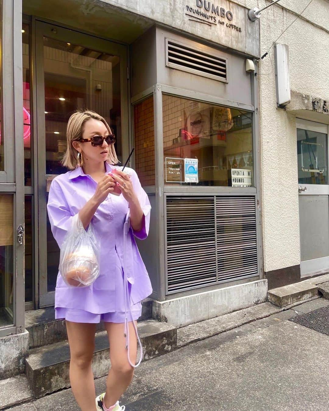 倖田來未さんのインスタグラム写真 - (倖田來未Instagram)「. 🍩🍩🍩ドーナツ🍩🍩🍩 体が糖分を欲しがっている！ こんなに美味しいドーナツ、ほんっと困る！笑！！ ⁡ 痩せなきゃ痩せなきゃていう時ほど食べたくなるんよね。 ダイエットの秘訣。 ⁡ 食べたらダメて思うとどんどん食べたくなるから、我慢しているという気持ちにならないよーに。 人間あかんて言われた時ほど、やっちゃうんよね。 ⁡ #ジャパン #最高 #nike #スニーカー #スニーカーコーデ #donut #ドーナツ #ダイエット #purple #fashion #kodakumi #倖田來未」8月12日 21時10分 - kodakumi_official