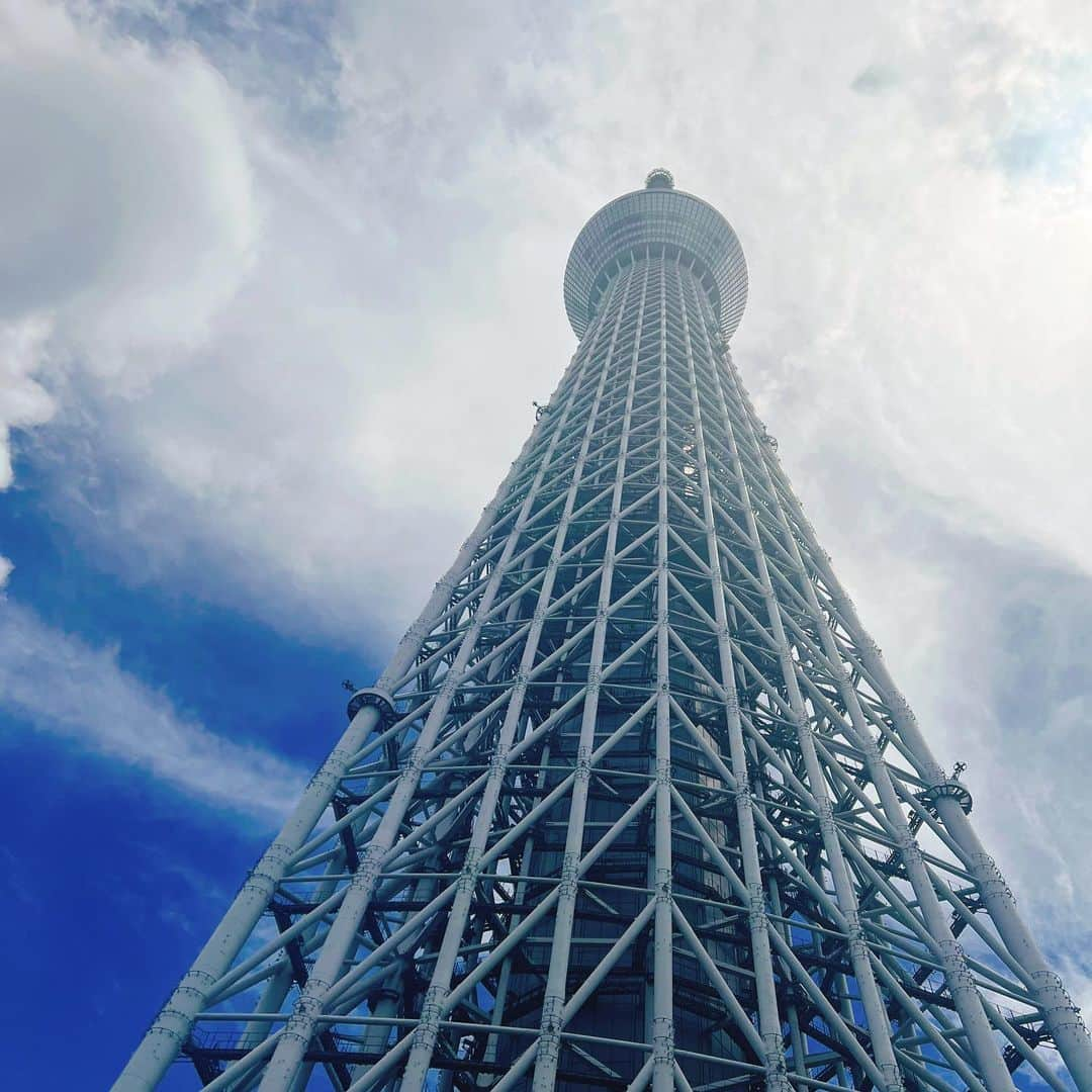 美香さんのインスタグラム写真 - (美香Instagram)「友人ファミリーとスカイツリーへ 🗼🌤 水族館はお水一本買うにも行列！ でも涼しいだけ救われるー🥹 夏休み🌈 全力で遊びきろうね😎  可愛すぎるギンガムチェックのジレは　@riko.tokyo_official ❤️ バッグは今月末発売の @nostalgia_jp 💚」8月12日 21時47分 - mikaofficial99