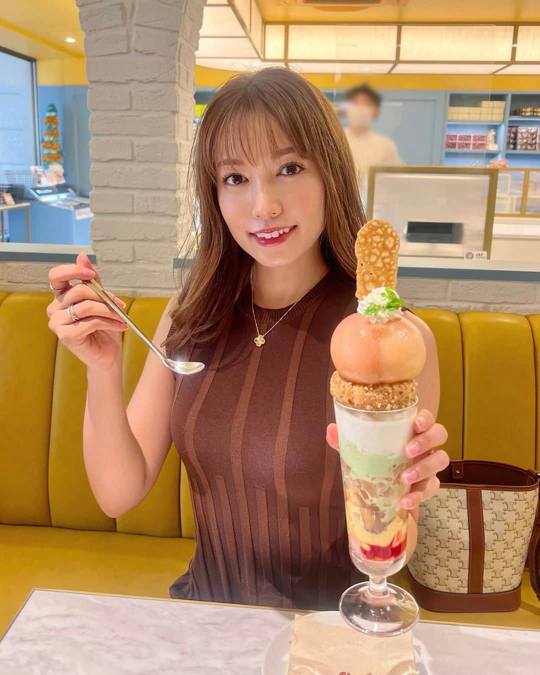 ののさんのインスタグラム写真 - (ののInstagram)「. 桃がまるごと入ったパフェ🍑 シュークリーム専門店だから一緒に入ってたシュークリームも勿論美味しかった🫶  #ノーマルカメラ#休日#クレームデラクレーム#シュークリーム専門店#シュークリーム#桃#桃パフェ#パフェ#京都カフェ#烏丸カフェ#ニットワンピース#ニットワンピ#ワンピ#高身長コーデ#ノースリーブ#ノースリーブワンピース#ファッション#セリーヌ#セリーヌバッグ#ヴァンクリーフアーペル#ヴァンクリ#アルハンブラ#ティファニー#kyoto#ootd#vancleefarpels#tiffany#celine」8月13日 6時58分 - nonoko0309