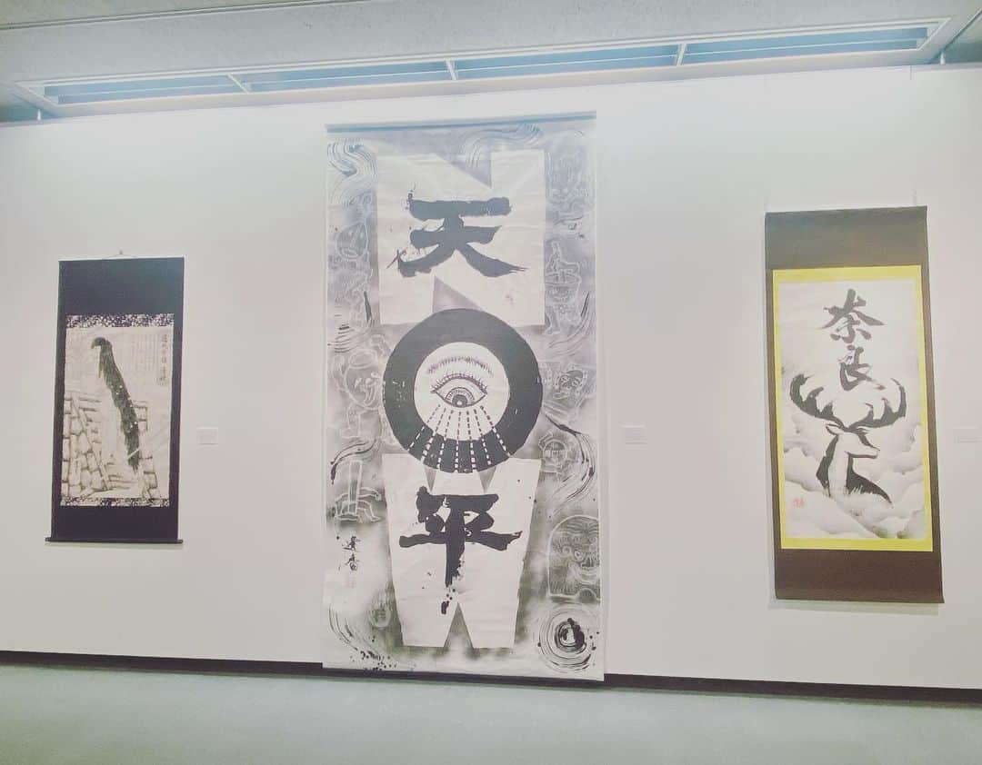 奥田恵梨華さんのインスタグラム写真 - (奥田恵梨華Instagram)「奈良の妖怪書家、逢香さんの個展にお邪魔しました🔥 縁あってご本人様とお会いできたのですがアイドルみたいなかわい子ちゃんで、この方がこんな力強い絵や書を書いているとは！とびっくりしました。 ミ・ナーラ5階の奈良市美術館にて、8/21まで妖怪POP展やっているそうなので、ぜひ〜🔥個人的に、フォントのやつがお気に入り。  奥田はまさか写真撮るなんて考えてなかった完全に油断した姿（家族とROUND1行く用）ですが載せる。  #妖怪POP #逢香 #妖怪書家 #奈良市美術館 #ミナーラ #奈良」8月13日 9時00分 - erikaokuda_official