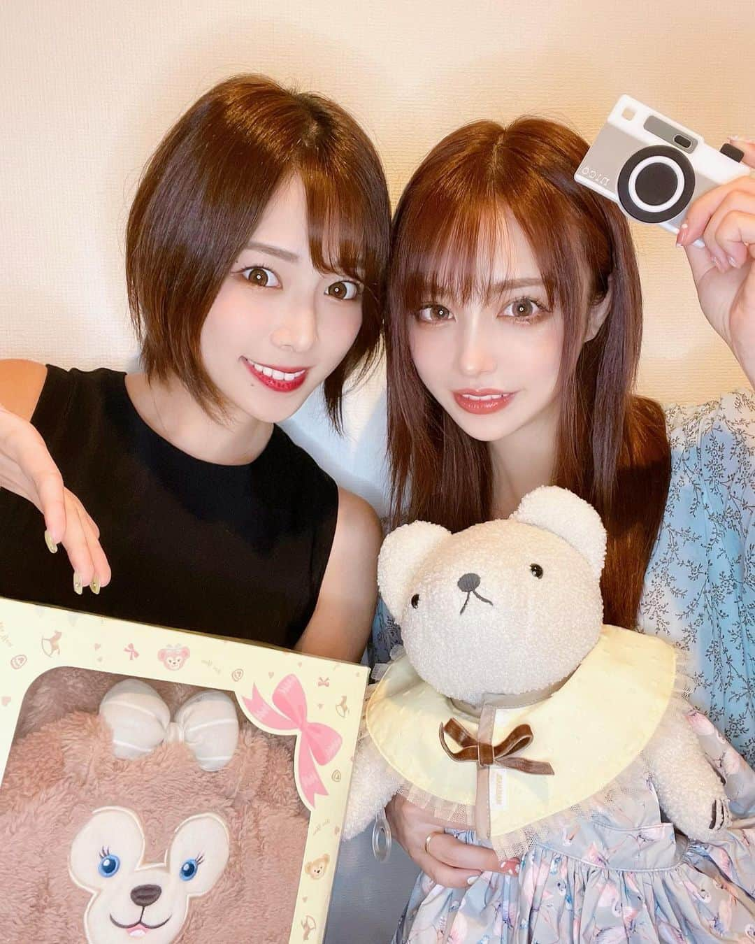 サキ吉さんのインスタグラム写真 - (サキ吉Instagram)「大好きな妹ちゃんが遊びに来てくれましたーっ😍😍😍💞 ． 可愛すぎる出産祝いと完璧な手土産🥹✨✨ いつも思うけどなんて出来た子なんだ😭❤️ 出産祝いのプレゼントは シェリーメイの着ぐるみ(パーク内で見て娘に着せるの憧れてた！) と名前入りのベビーグッズ🧸💞 また物撮りも載せるねーっ💛 ． シンディちゃんに会うと本当に癒される💕💕💕 うちの旦那もシンディ推しなの💞 3人で団欒した🤣💛 今月末もうちで映画鑑賞会する🍿🎬📽 ポップコーン買って待ってるね💕好き💕 ． ． ．  #新米ママ #女の子ママ #令和4年ベビー #女の子ベビー #赤ちゃんのいる暮らし #赤ちゃんのいる生活 #子育て #ママライフ #ママ垢さんと繋がりたい #ベビーグッズ #不妊治療 #nicu卒業生 #gcu卒業生 #0歳児ママ #0歳児 #0歳ベビー #新生児 #出産報告 #妊活 #不妊治療 #出産祝い #出産祝いギフト #マールマール #marlmarl #シェリーメイ #disneybaby」8月13日 11時23分 - sakikichi1201