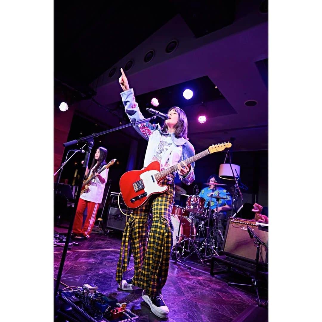 のん（能年玲奈）さんのインスタグラム写真 - (のん（能年玲奈）Instagram)「KAIWA(RE)CORD 5th anniversary生配信ライブ。  ほんっとに楽しかったなー。 けいさん、しょーこさん、タカトンさん、鮮やかな日々のレコーディングメンバーで演奏出来たのが嬉しかった！ #のんおうちで観るライブ #KAIWARECORD  Gt. @higuchi_kei  Ba. @shokonakamurabass  Dr. @takato0503   Photo: @kentarominami_  Styling: @izumimachino Hair&make up: Shie Kanno」8月13日 11時32分 - non_kamo_ne