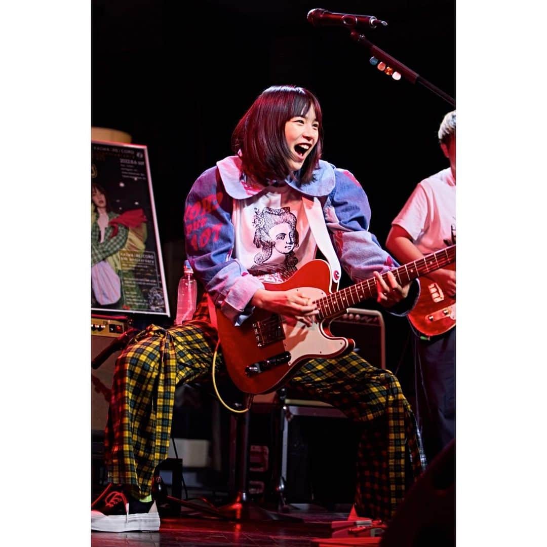 のん（能年玲奈）さんのインスタグラム写真 - (のん（能年玲奈）Instagram)「KAIWA(RE)CORD 5th anniversary生配信ライブ。  ほんっとに楽しかったなー。 けいさん、しょーこさん、タカトンさん、鮮やかな日々のレコーディングメンバーで演奏出来たのが嬉しかった！ #のんおうちで観るライブ #KAIWARECORD  Gt. @higuchi_kei  Ba. @shokonakamurabass  Dr. @takato0503   Photo: @kentarominami_  Styling: @izumimachino Hair&make up: Shie Kanno」8月13日 11時32分 - non_kamo_ne