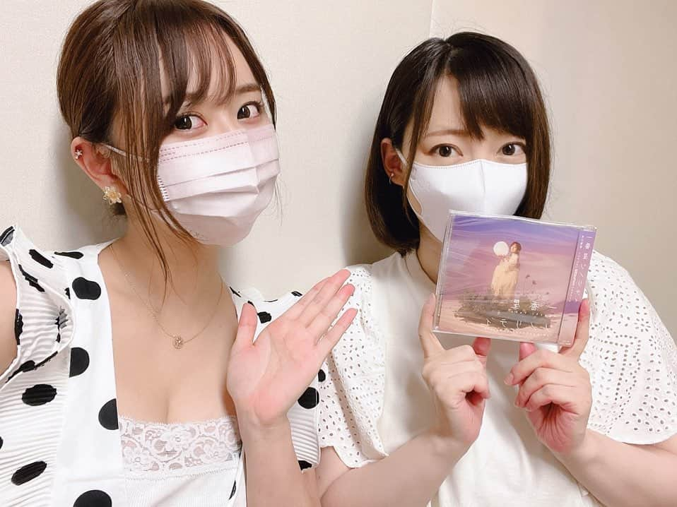 井口裕香さんのインスタグラム写真 - (井口裕香Instagram)「🤍🖤🤍🖤 きのうっっっ 2022年8月12日はっっっ！ 阿澄佳奈ちやあんのお誕生日🎂  おめめとうもこすけ！！！ だいすきなもこすけ！！！ さんきゅー！さんきゅー！！！ 我らは来年で、出逢って20年だなあ！！！♡ 出逢った頃から変わらず、いや、むしろどんどん仲良くなっていけるこの関係に、感動して、感謝しておるよ🪴 いつも仲良くしてくれて、わたしのお世話をしてくれて、ありがとう、愛しておるよ👴🏻  もこにとって、素敵な１年になりますように💫  そんなもこすけのラジオ 「阿澄佳奈　星空ひなたぼっこ」  ２週にわたってゲスト出演させていただきました♡ お誕生日をお祝いしに参上したぞ！！！！！！！♡  エジオンプレミアムでは一週間無料配信中だそうです！ 聞き逃してしまった方、こちらぜひに〜！🌞🌝💫  #阿澄佳奈 #もこ #もこすけ #いぐちともこたん #いぐもこ #阿澄佳奈生誕祭2022」8月13日 11時42分 - ooo31_iguchiyuka_31ooo