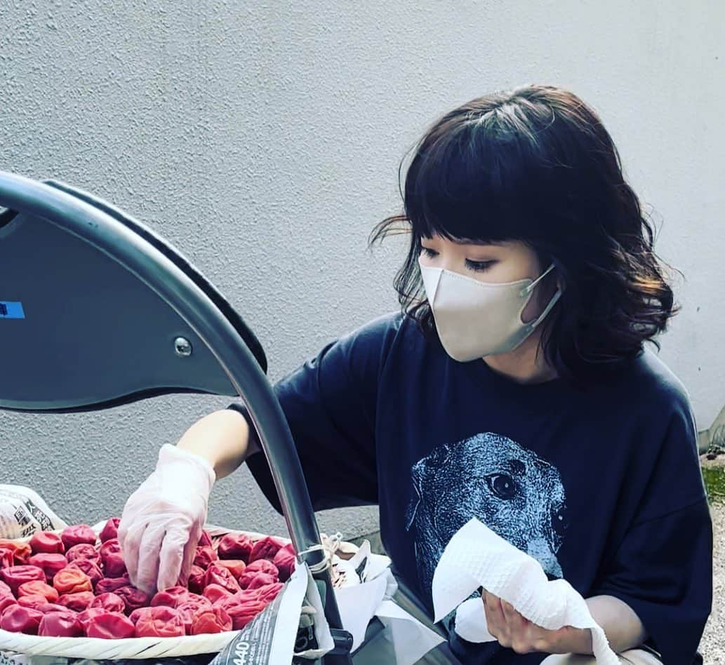 松岡茉優さんのインスタグラム写真 - (松岡茉優Instagram)「「初恋の悪魔」 日本テレビ系にて 第5話 本日22時から放送です。  #初恋の悪魔  #これはとても良く晴れた日のスタジオ #あんまり晴れてるから今年の #梅仕事 #持ってきて外で干させてもらいました  台風の状況が目まぐるしく変わりますね。 情報をチェックしてどうか安全に過ごされてください。」8月13日 11時43分 - mayu_matsuoka_koushiki