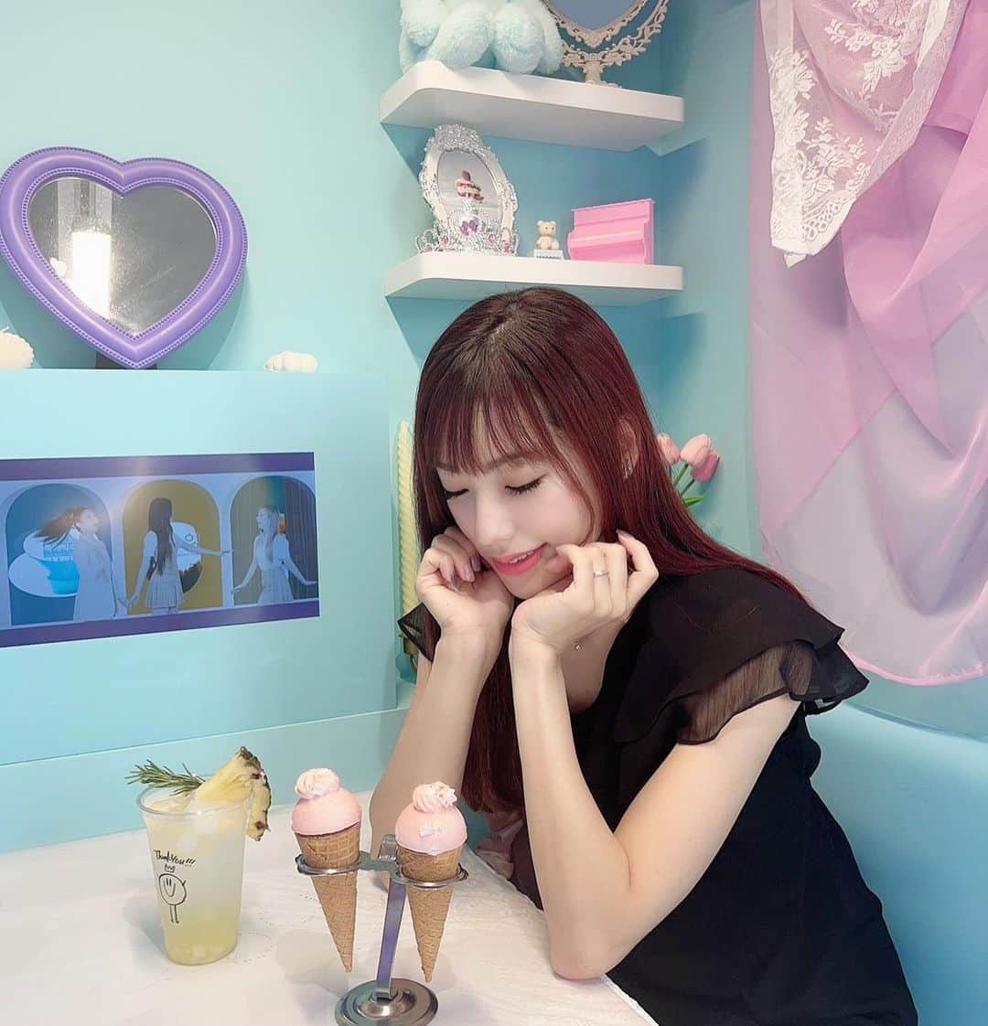 星野奏さんのインスタグラム写真 - (星野奏Instagram)「⁡ 先日しほみんと一緒に 〝自由が丘スイーツフォレスト〟へ行きました🤭🌸 ⁡ 可愛いスイーツショップが並ぶなか私たちは　 Cake.jp （ @cakejp_sweetsforest ）のお店で 今話題の〝10Mineetsパルフェ〟を食べたよ〜🍧 ⁡ 2人ともフランボワーズを選んだけど、 ショートケーキ味も、モンブラン味も美味しそうで迷っちゃったなぁ。。。✨ ⁡ コーンの中までアイスケーキが たくさん入っていて美味しかった〜〜💓🫶🏻 ⁡ ⁡ 至る場所にインスタ映えスポットがあって たくさんしほみんに撮って貰ったのでまた載せます〜📷 ⁡ ⁡ ⁡ ⁡ @cakejp_official #自由が丘スイーツ #自由が丘スイーツフォレスト #韓国スイーツ #スイーツフォレスト #10mineets #自由が丘グルメ #cakejp #自由が丘カフェ#東京スイーツ #スイーツ #東京カフェ #インスタ女子#instagood#japan#甘いもの大好き」8月13日 12時13分 - hoshino_kanade_