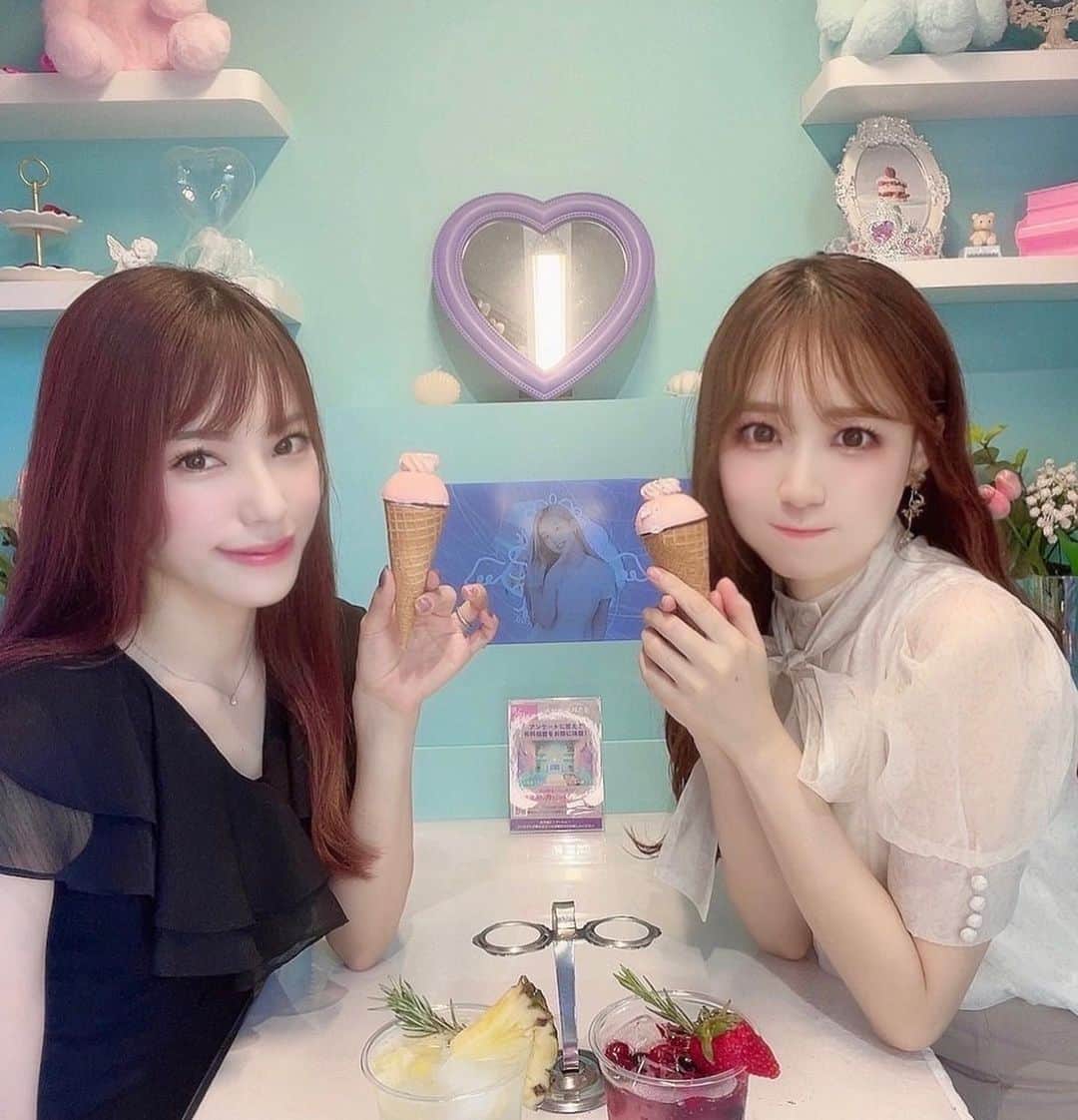 星野奏さんのインスタグラム写真 - (星野奏Instagram)「⁡ 先日しほみんと一緒に 〝自由が丘スイーツフォレスト〟へ行きました🤭🌸 ⁡ 可愛いスイーツショップが並ぶなか私たちは　 Cake.jp （ @cakejp_sweetsforest ）のお店で 今話題の〝10Mineetsパルフェ〟を食べたよ〜🍧 ⁡ 2人ともフランボワーズを選んだけど、 ショートケーキ味も、モンブラン味も美味しそうで迷っちゃったなぁ。。。✨ ⁡ コーンの中までアイスケーキが たくさん入っていて美味しかった〜〜💓🫶🏻 ⁡ ⁡ 至る場所にインスタ映えスポットがあって たくさんしほみんに撮って貰ったのでまた載せます〜📷 ⁡ ⁡ ⁡ ⁡ @cakejp_official #自由が丘スイーツ #自由が丘スイーツフォレスト #韓国スイーツ #スイーツフォレスト #10mineets #自由が丘グルメ #cakejp #自由が丘カフェ#東京スイーツ #スイーツ #東京カフェ #インスタ女子#instagood#japan#甘いもの大好き」8月13日 12時13分 - hoshino_kanade_