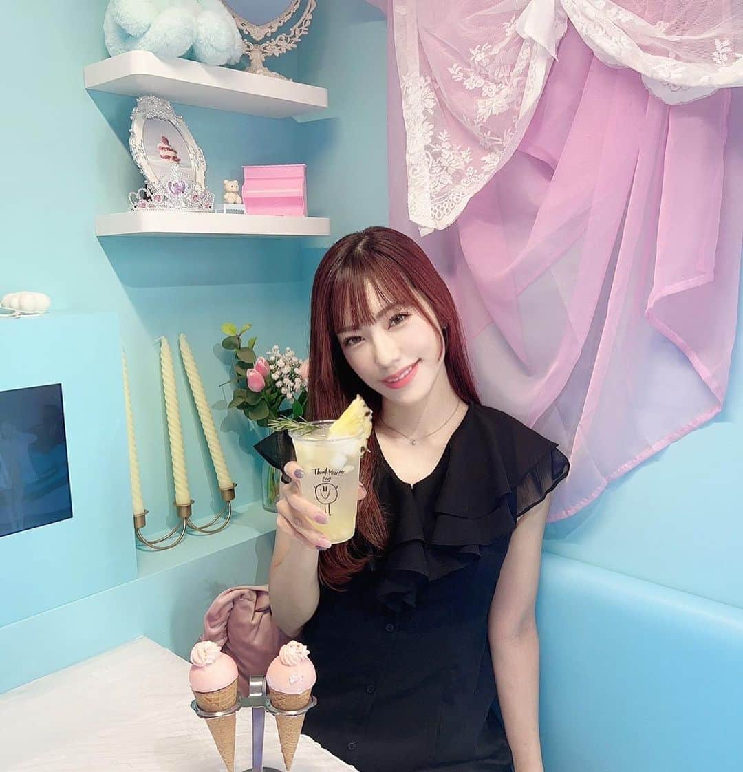 星野奏さんのインスタグラム写真 - (星野奏Instagram)「⁡ 先日しほみんと一緒に 〝自由が丘スイーツフォレスト〟へ行きました🤭🌸 ⁡ 可愛いスイーツショップが並ぶなか私たちは　 Cake.jp （ @cakejp_sweetsforest ）のお店で 今話題の〝10Mineetsパルフェ〟を食べたよ〜🍧 ⁡ 2人ともフランボワーズを選んだけど、 ショートケーキ味も、モンブラン味も美味しそうで迷っちゃったなぁ。。。✨ ⁡ コーンの中までアイスケーキが たくさん入っていて美味しかった〜〜💓🫶🏻 ⁡ ⁡ 至る場所にインスタ映えスポットがあって たくさんしほみんに撮って貰ったのでまた載せます〜📷 ⁡ ⁡ ⁡ ⁡ @cakejp_official #自由が丘スイーツ #自由が丘スイーツフォレスト #韓国スイーツ #スイーツフォレスト #10mineets #自由が丘グルメ #cakejp #自由が丘カフェ#東京スイーツ #スイーツ #東京カフェ #インスタ女子#instagood#japan#甘いもの大好き」8月13日 12時13分 - hoshino_kanade_