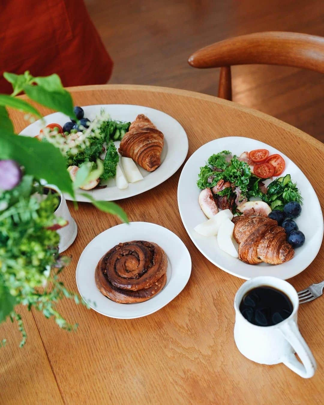 高山都さんのインスタグラム写真 - (高山都Instagram)「パリのカフェの朝ごはんみたいなイメージで作った先日。 ケールにはカリカリにしたベーコンと生ハム、無花果を。 キュウリはお塩で揉んでレモンとディルとオリーブオイルで。 ミニトマトはバルサミコ酢でサッと和える。 オーバルのお皿は @ichi_tas_zero #伊藤環 さんとフランスのヴィンテージ。 丸いお皿は @iskwryuji #石川隆児 さん マグは @eihigo #呉瑛姫 さん @yama.no.hana」8月13日 12時30分 - miyare38