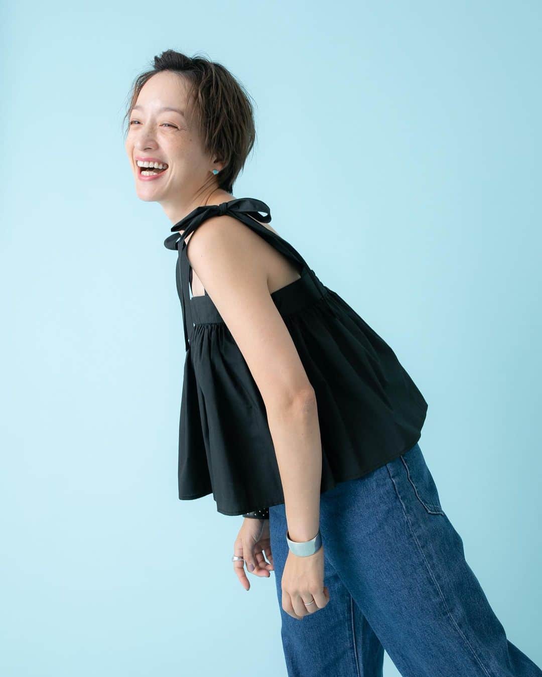 高山都さんのインスタグラム写真 - (高山都Instagram)「肩にリボンって、甘いんだけど、黒にすることでシックに大人っぽくなりました。 そして、リサイクルポリエステルとコットンの生地は、シワになりにくく、洗い立てでも着やすい。 たいへんお待たせしました！昨日から　@oblekt_jp とのコラボ発売スタートです。」8月13日 13時34分 - miyare38