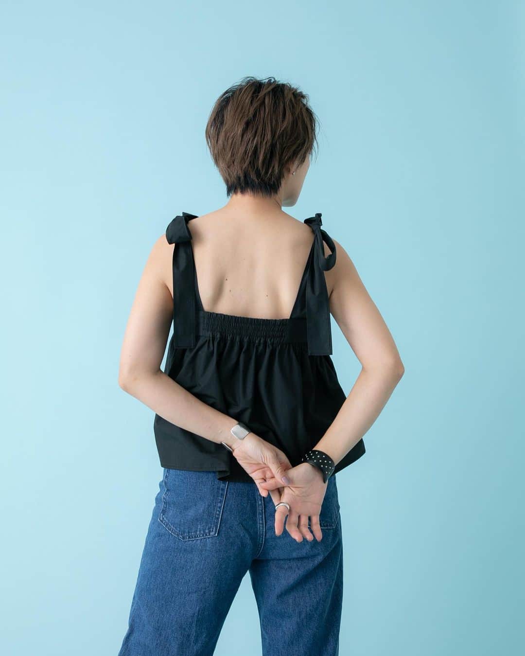 高山都さんのインスタグラム写真 - (高山都Instagram)「肩にリボンって、甘いんだけど、黒にすることでシックに大人っぽくなりました。 そして、リサイクルポリエステルとコットンの生地は、シワになりにくく、洗い立てでも着やすい。 たいへんお待たせしました！昨日から　@oblekt_jp とのコラボ発売スタートです。」8月13日 13時34分 - miyare38