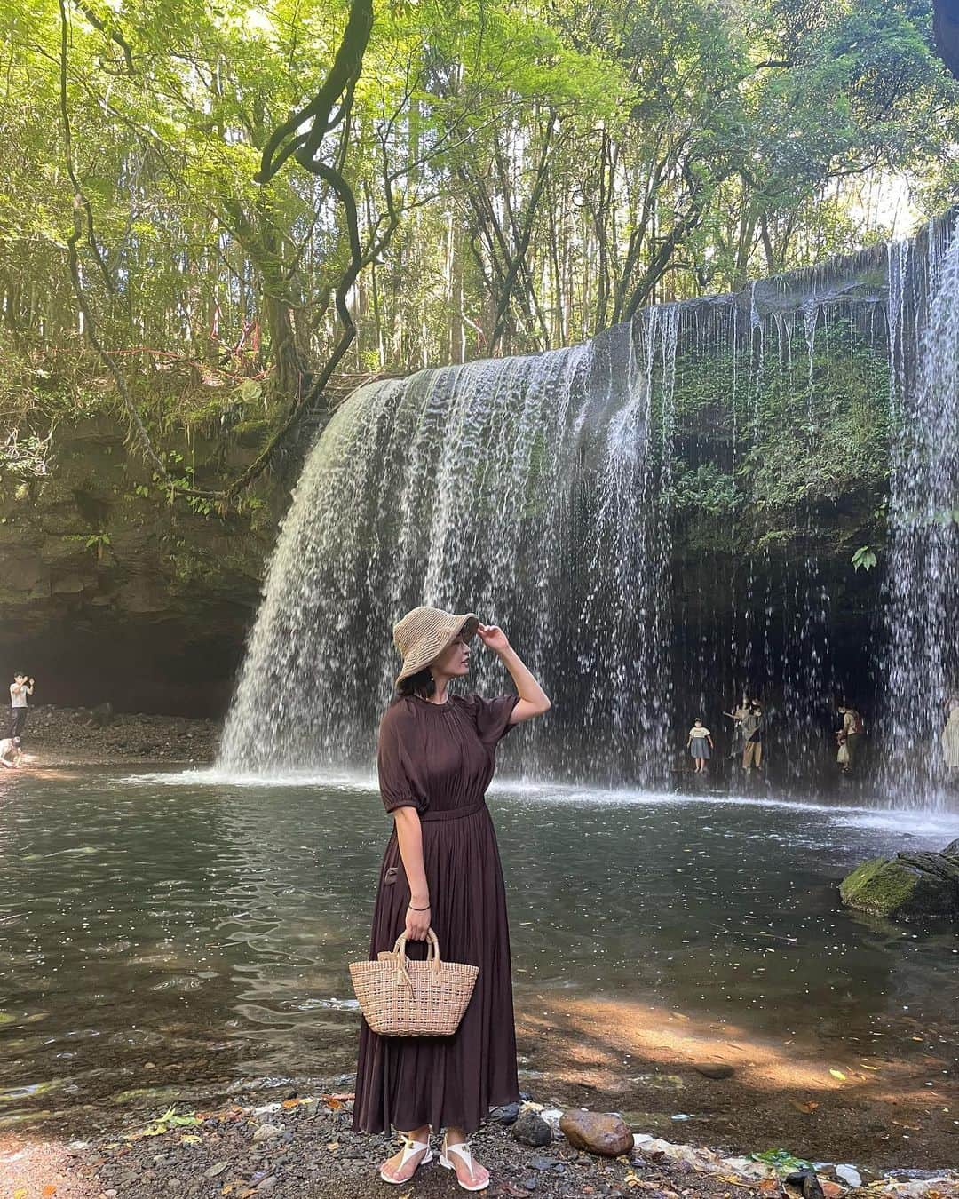 中谷萌さんのインスタグラム写真 - (中谷萌Instagram)「避暑地🌿鍋ヶ滝  滝の裏側みることができるんです！ 心身共に浄化されました🧚🏻‍♂️  #鍋ヶ滝 #小国町 #熊本観光  #かわいいワンピースなのに後ろのリボンちゃんと結べてなくて残念 #一枚目もよくみたらポッケでてる… #そーゆーとこ  #今日は土曜のニュース担当です🥸」8月13日 13時44分 - n_moepi_fbs